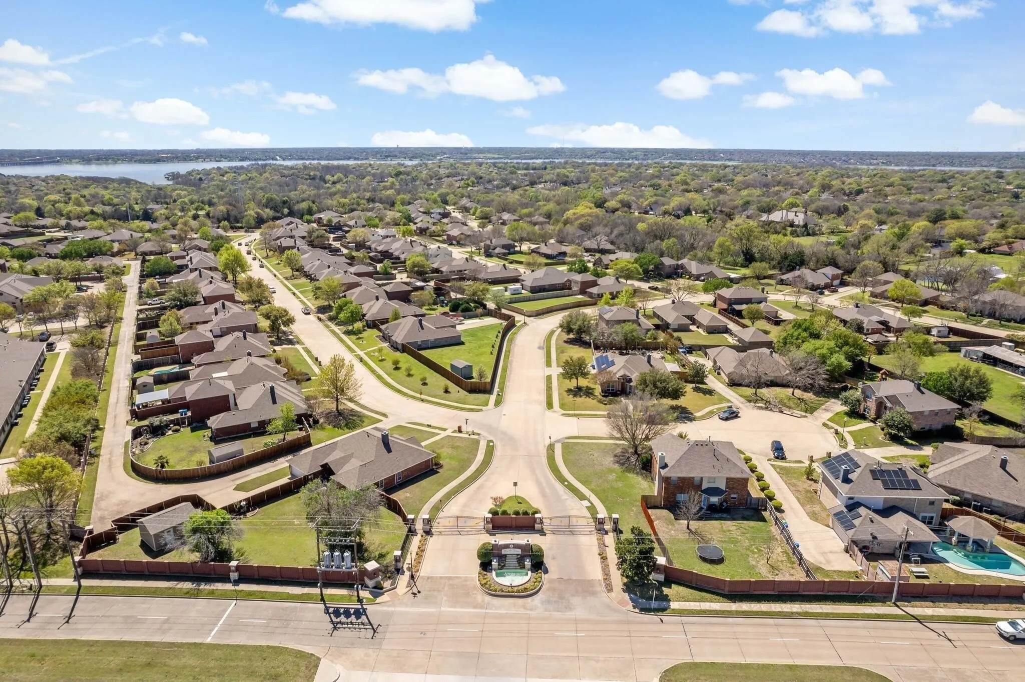 Single Family Residence For Sale in Dallas County , 3509 Mistletoe Lane, Rowlett, Texas 75088, 4 Bedroom, 4 Bathroom, 2 Garage spaces, 3,193 Sqft, built in 2002, mls#21373110, Real Estate Agent in Rowlett, Homes For Sale in Dallas county, Homes For Sale in Rowlett, Realtor in Rowlett Texas, Real Estate Brokerage Independent Realty Texas, Luminita Cordes Realtor