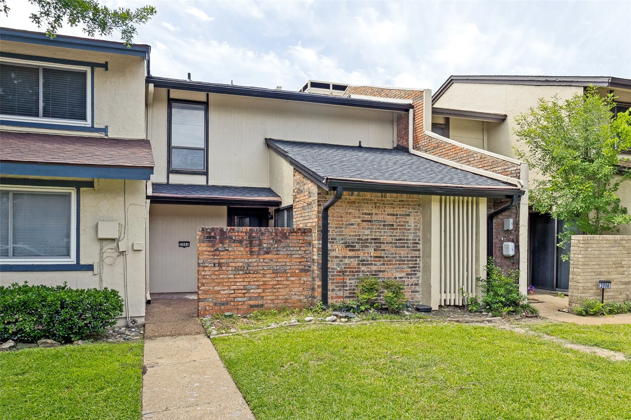 Townhouse For Sale in Dallas County , 2004 Town Place, Garland, Texas 75041, 2 Bedroom, 2 Bathroom, 2 Garage spaces, 1,548 Sqft, built in 1975, mls#21372665, Real Estate Agent in Garland, Homes For Sale in Dallas county, Homes For Sale in Garland, Realtor in Garland Texas, Real Estate Brokerage Independent Realty Texas, Luminita Cordes Realtor