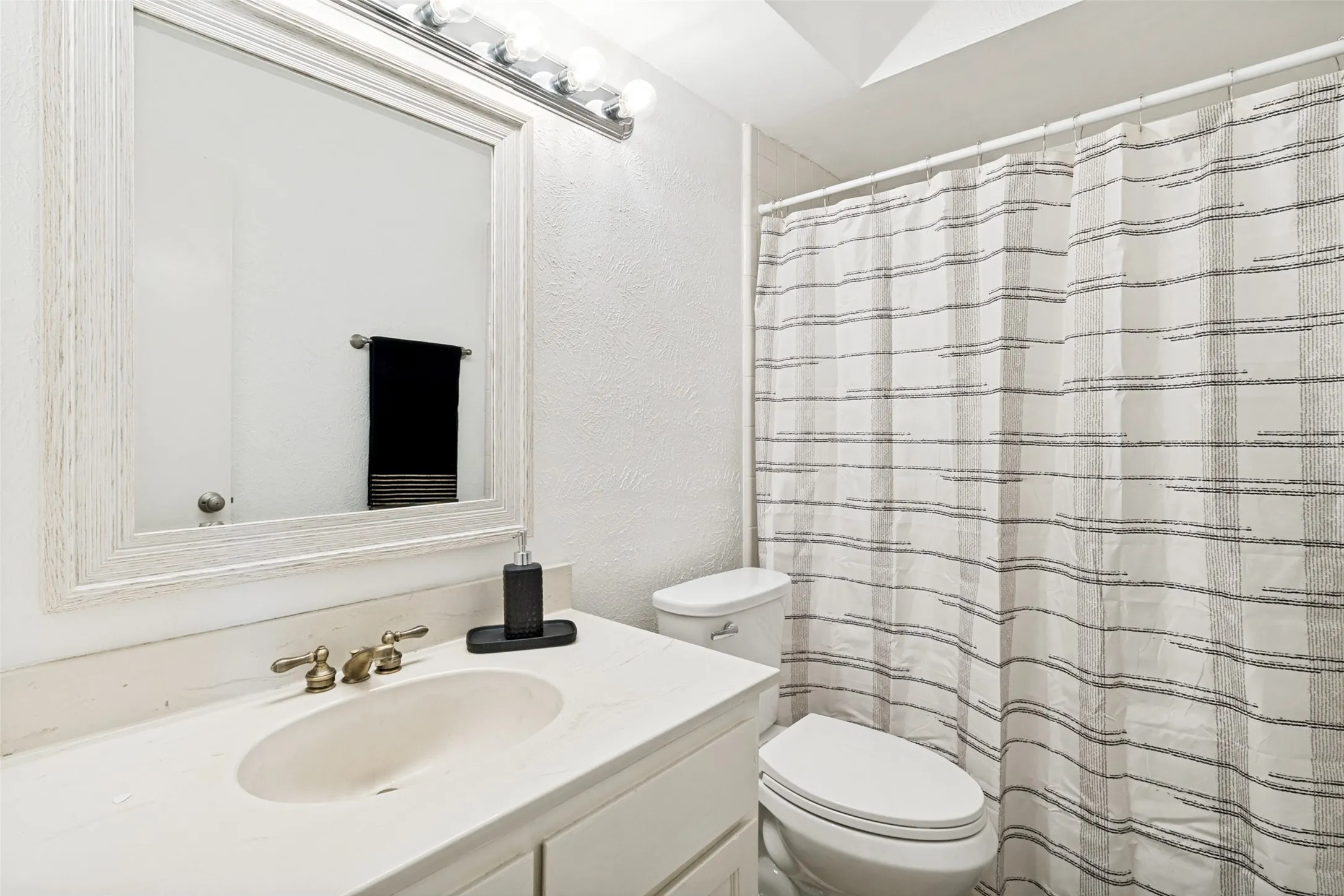 Townhouse For Sale in Dallas County , 2004 Town Place, Garland, Texas 75041, 2 Bedroom, 2 Bathroom, 2 Garage spaces, 1,548 Sqft, built in 1975, mls#21372665, Real Estate Agent in Garland, Homes For Sale in Dallas county, Homes For Sale in Garland, Realtor in Garland Texas, Real Estate Brokerage Independent Realty Texas, Luminita Cordes Realtor