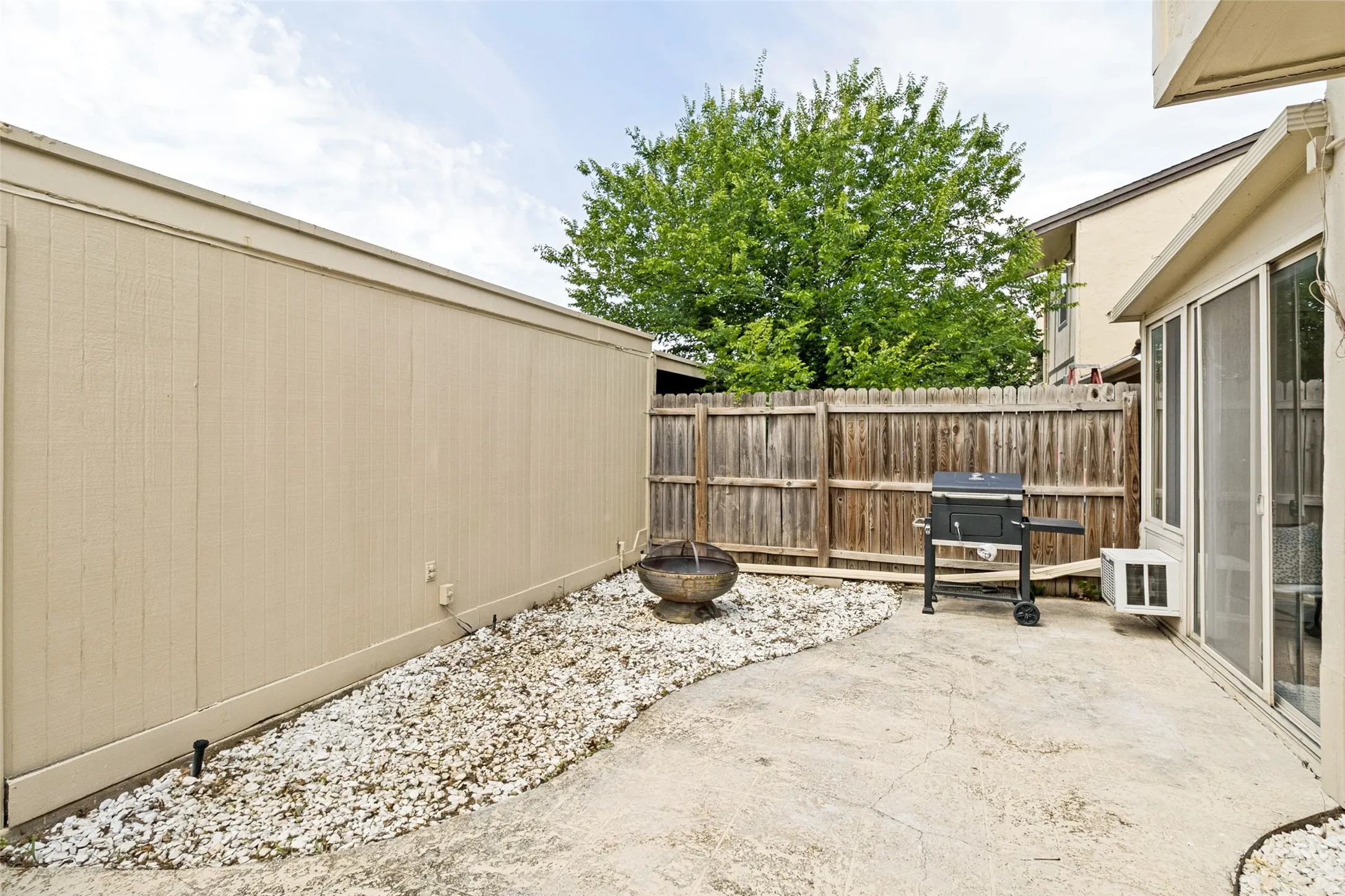 Townhouse For Sale in Dallas County , 2004 Town Place, Garland, Texas 75041, 2 Bedroom, 2 Bathroom, 2 Garage spaces, 1,548 Sqft, built in 1975, mls#21372665, Real Estate Agent in Garland, Homes For Sale in Dallas county, Homes For Sale in Garland, Realtor in Garland Texas, Real Estate Brokerage Independent Realty Texas, Luminita Cordes Realtor