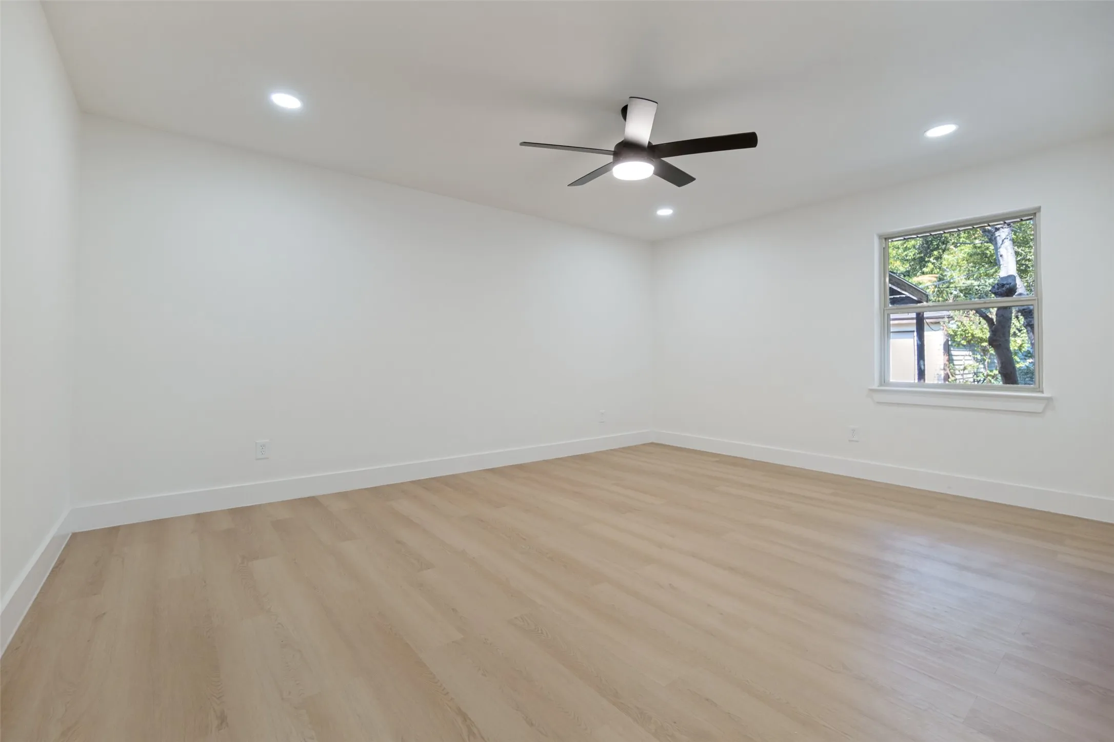 Single Family Residence For Sale in Dallas County , 9102 Lindaro Lane, Dallas, Texas 75228, 3 Bedroom, 2 Bathroom, 2 Garage spaces, 1,560 Sqft, built in 1957, mls#21373111, Real Estate Agent in Dallas, Homes For Sale in Dallas county, Homes For Sale in Dallas, Realtor in Dallas Texas, Real Estate Brokerage Independent Realty Texas, Luminita Cordes Realtor