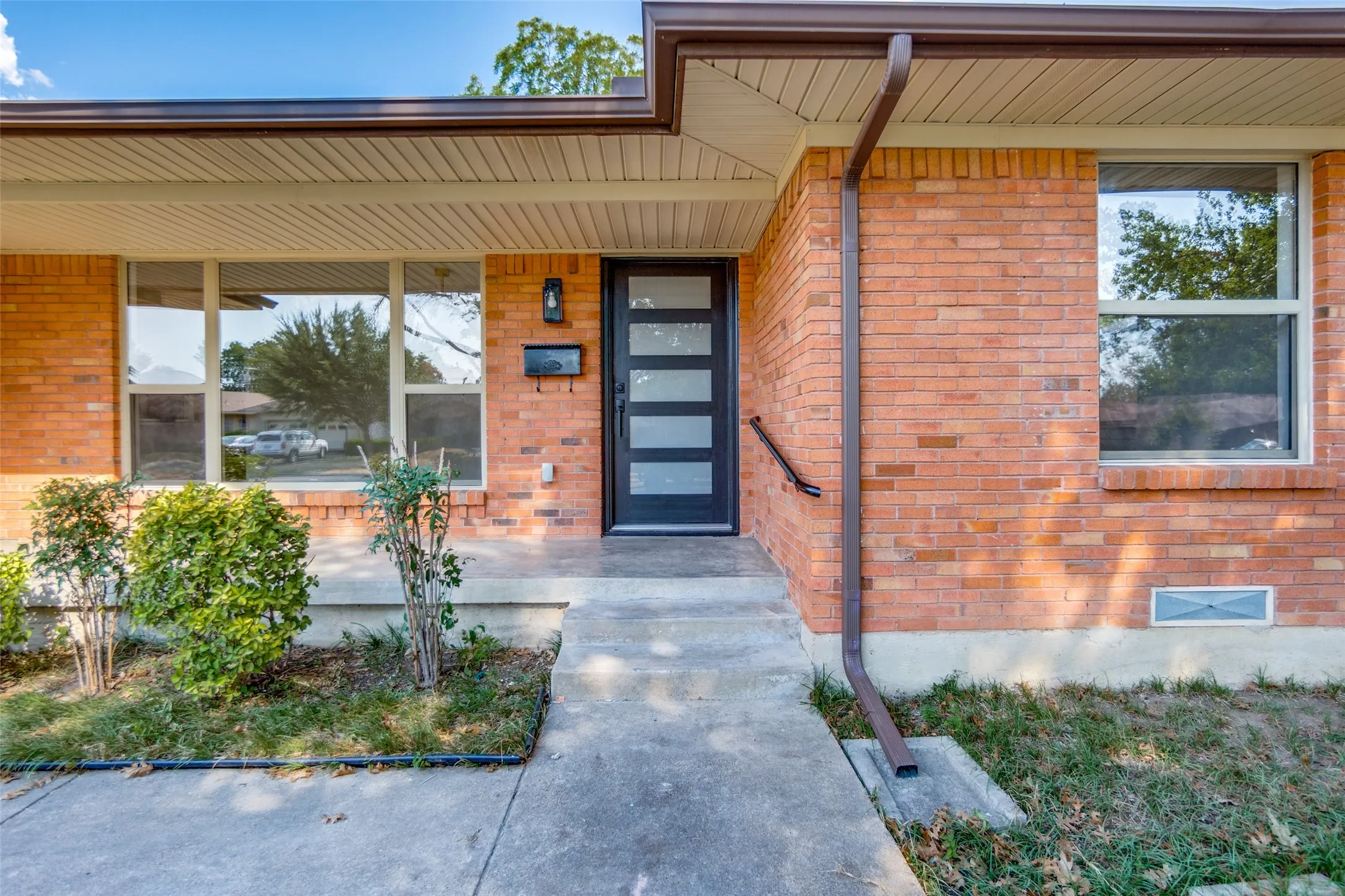 Single Family Residence For Sale in Dallas County , 9102 Lindaro Lane, Dallas, Texas 75228, 3 Bedroom, 2 Bathroom, 2 Garage spaces, 1,560 Sqft, built in 1957, mls#21373111, Real Estate Agent in Dallas, Homes For Sale in Dallas county, Homes For Sale in Dallas, Realtor in Dallas Texas, Real Estate Brokerage Independent Realty Texas, Luminita Cordes Realtor