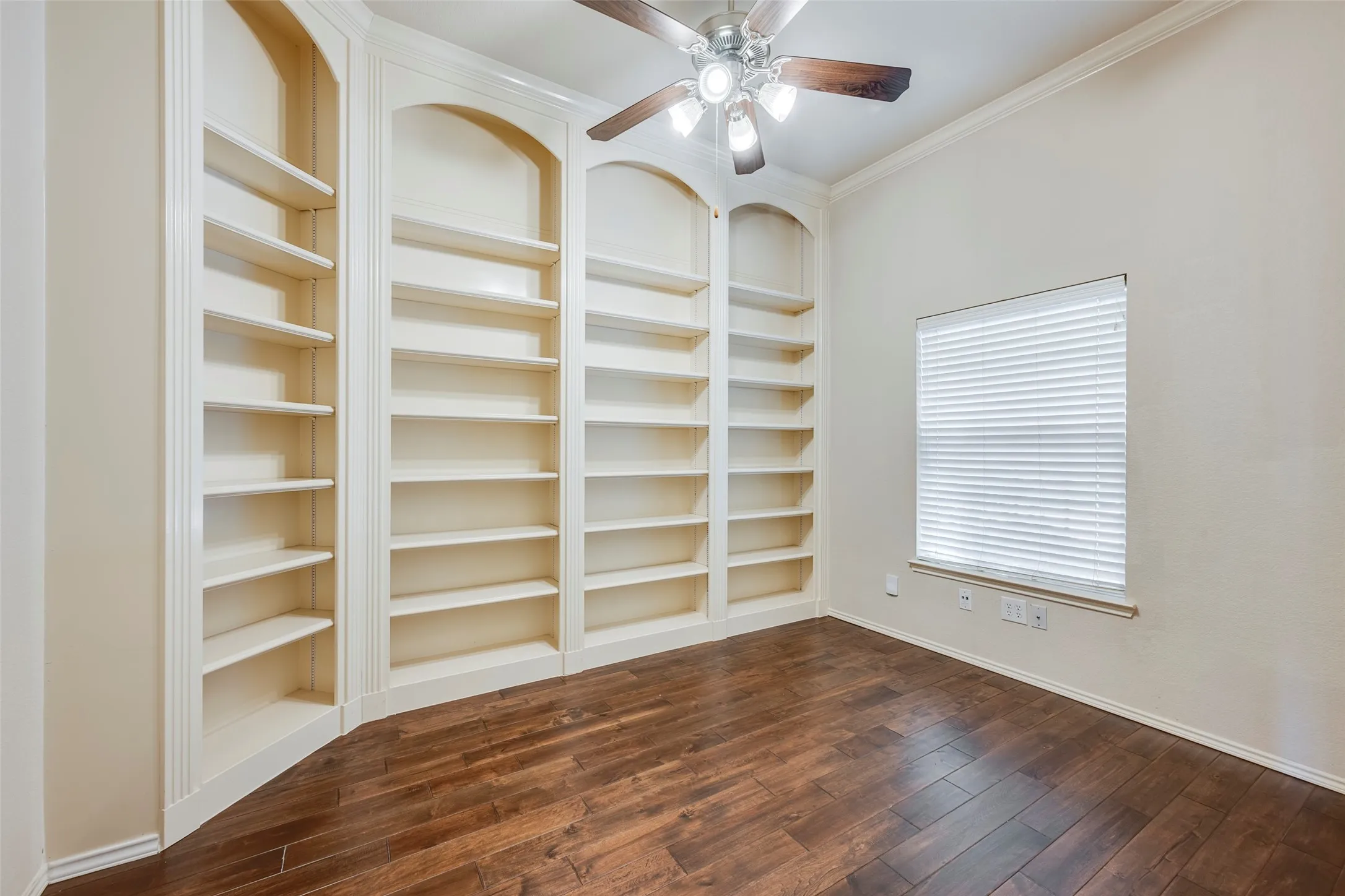 Single Family Residence For Sale in Tarrant County , 2813 Fox Creek Trail, Arlington, Texas 76017, 3 Bedroom, 2 Bathroom, 2 Garage spaces, 2,149 Sqft, built in 2009, mls#21371745, Real Estate Agent in Arlington, Homes For Sale in Tarrant county, Homes For Sale in Arlington, Realtor in Arlington Texas, Real Estate Brokerage Independent Realty Texas, Luminita Cordes Realtor