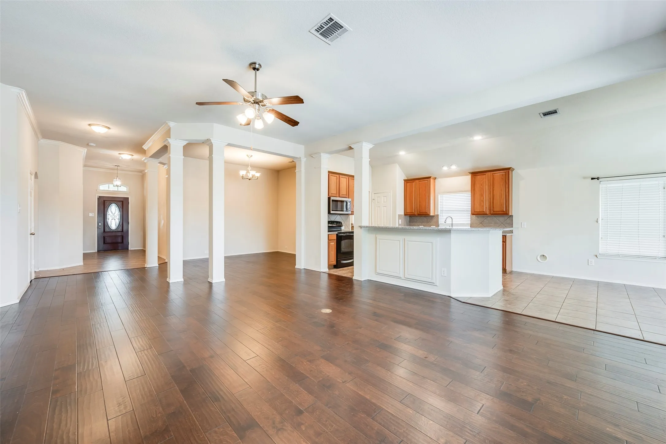 Single Family Residence For Sale in Tarrant County , 2813 Fox Creek Trail, Arlington, Texas 76017, 3 Bedroom, 2 Bathroom, 2 Garage spaces, 2,149 Sqft, built in 2009, mls#21371745, Real Estate Agent in Arlington, Homes For Sale in Tarrant county, Homes For Sale in Arlington, Realtor in Arlington Texas, Real Estate Brokerage Independent Realty Texas, Luminita Cordes Realtor