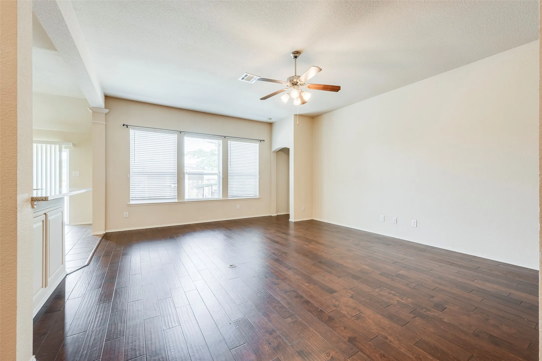 Single Family Residence For Sale in Tarrant County , 2813 Fox Creek Trail, Arlington, Texas 76017, 3 Bedroom, 2 Bathroom, 2 Garage spaces, 2,149 Sqft, built in 2009, mls#21371745, Real Estate Agent in Arlington, Homes For Sale in Tarrant county, Homes For Sale in Arlington, Realtor in Arlington Texas, Real Estate Brokerage Independent Realty Texas, Luminita Cordes Realtor