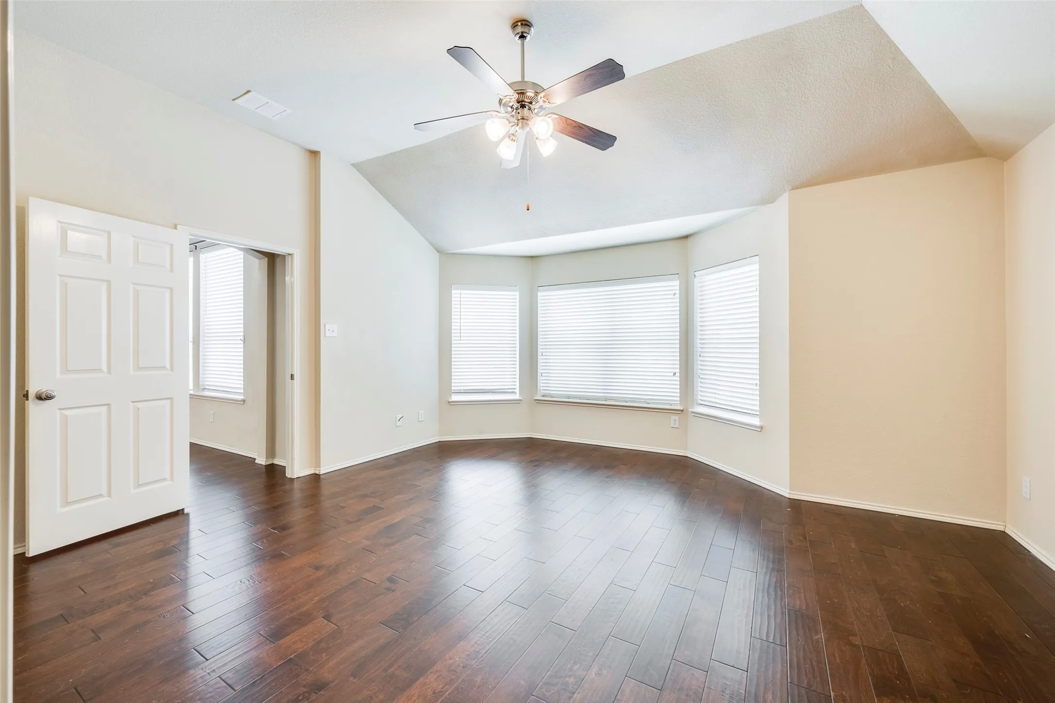 Single Family Residence For Sale in Tarrant County , 2813 Fox Creek Trail, Arlington, Texas 76017, 3 Bedroom, 2 Bathroom, 2 Garage spaces, 2,149 Sqft, built in 2009, mls#21371745, Real Estate Agent in Arlington, Homes For Sale in Tarrant county, Homes For Sale in Arlington, Realtor in Arlington Texas, Real Estate Brokerage Independent Realty Texas, Luminita Cordes Realtor