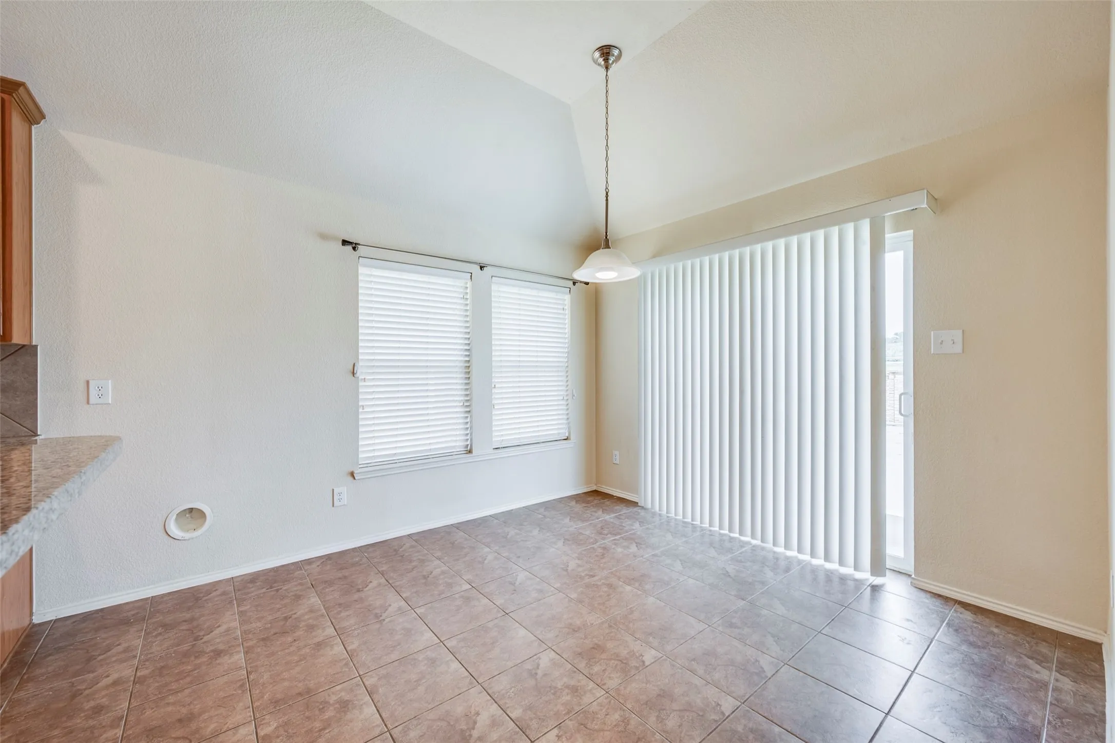 Single Family Residence For Sale in Tarrant County , 2813 Fox Creek Trail, Arlington, Texas 76017, 3 Bedroom, 2 Bathroom, 2 Garage spaces, 2,149 Sqft, built in 2009, mls#21371745, Real Estate Agent in Arlington, Homes For Sale in Tarrant county, Homes For Sale in Arlington, Realtor in Arlington Texas, Real Estate Brokerage Independent Realty Texas, Luminita Cordes Realtor