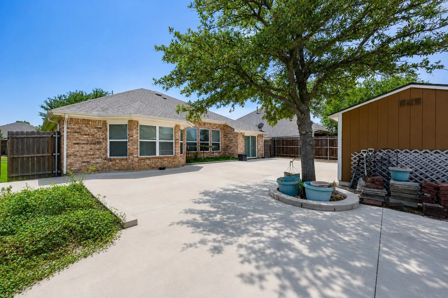 Single Family Residence For Sale in Tarrant County , 2813 Fox Creek Trail, Arlington, Texas 76017, 3 Bedroom, 2 Bathroom, 2 Garage spaces, 2,149 Sqft, built in 2009, mls#21371745, Real Estate Agent in Arlington, Homes For Sale in Tarrant county, Homes For Sale in Arlington, Realtor in Arlington Texas, Real Estate Brokerage Independent Realty Texas, Luminita Cordes Realtor