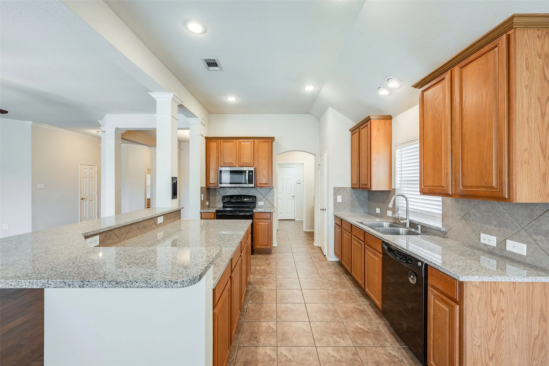 Single Family Residence For Sale in Tarrant County , 2813 Fox Creek Trail, Arlington, Texas 76017, 3 Bedroom, 2 Bathroom, 2 Garage spaces, 2,149 Sqft, built in 2009, mls#21371745, Real Estate Agent in Arlington, Homes For Sale in Tarrant county, Homes For Sale in Arlington, Realtor in Arlington Texas, Real Estate Brokerage Independent Realty Texas, Luminita Cordes Realtor