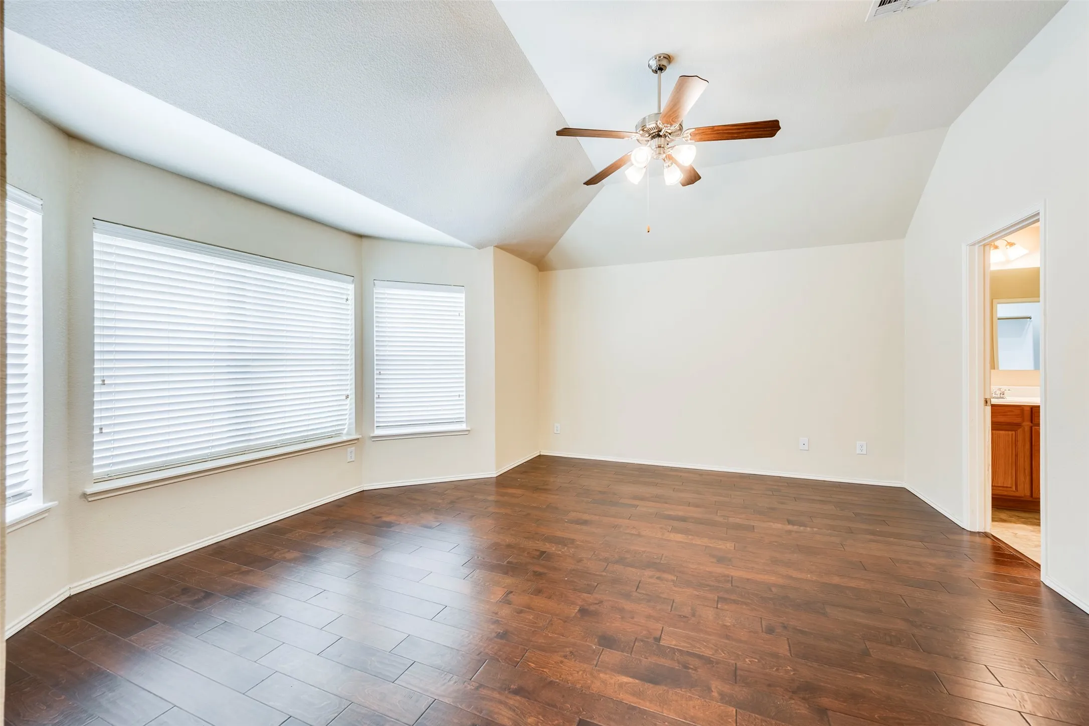 Single Family Residence For Sale in Tarrant County , 2813 Fox Creek Trail, Arlington, Texas 76017, 3 Bedroom, 2 Bathroom, 2 Garage spaces, 2,149 Sqft, built in 2009, mls#21371745, Real Estate Agent in Arlington, Homes For Sale in Tarrant county, Homes For Sale in Arlington, Realtor in Arlington Texas, Real Estate Brokerage Independent Realty Texas, Luminita Cordes Realtor