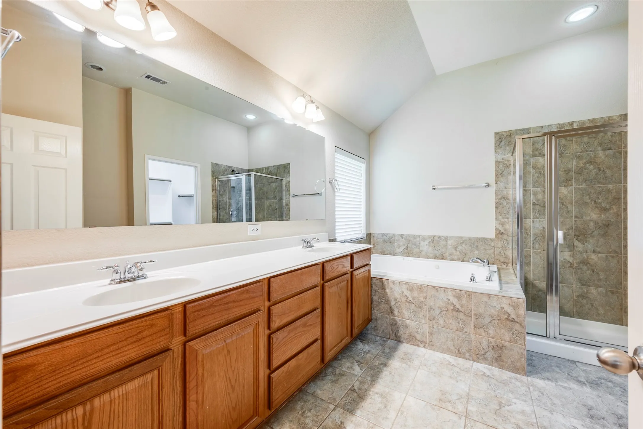 Single Family Residence For Sale in Tarrant County , 2813 Fox Creek Trail, Arlington, Texas 76017, 3 Bedroom, 2 Bathroom, 2 Garage spaces, 2,149 Sqft, built in 2009, mls#21371745, Real Estate Agent in Arlington, Homes For Sale in Tarrant county, Homes For Sale in Arlington, Realtor in Arlington Texas, Real Estate Brokerage Independent Realty Texas, Luminita Cordes Realtor