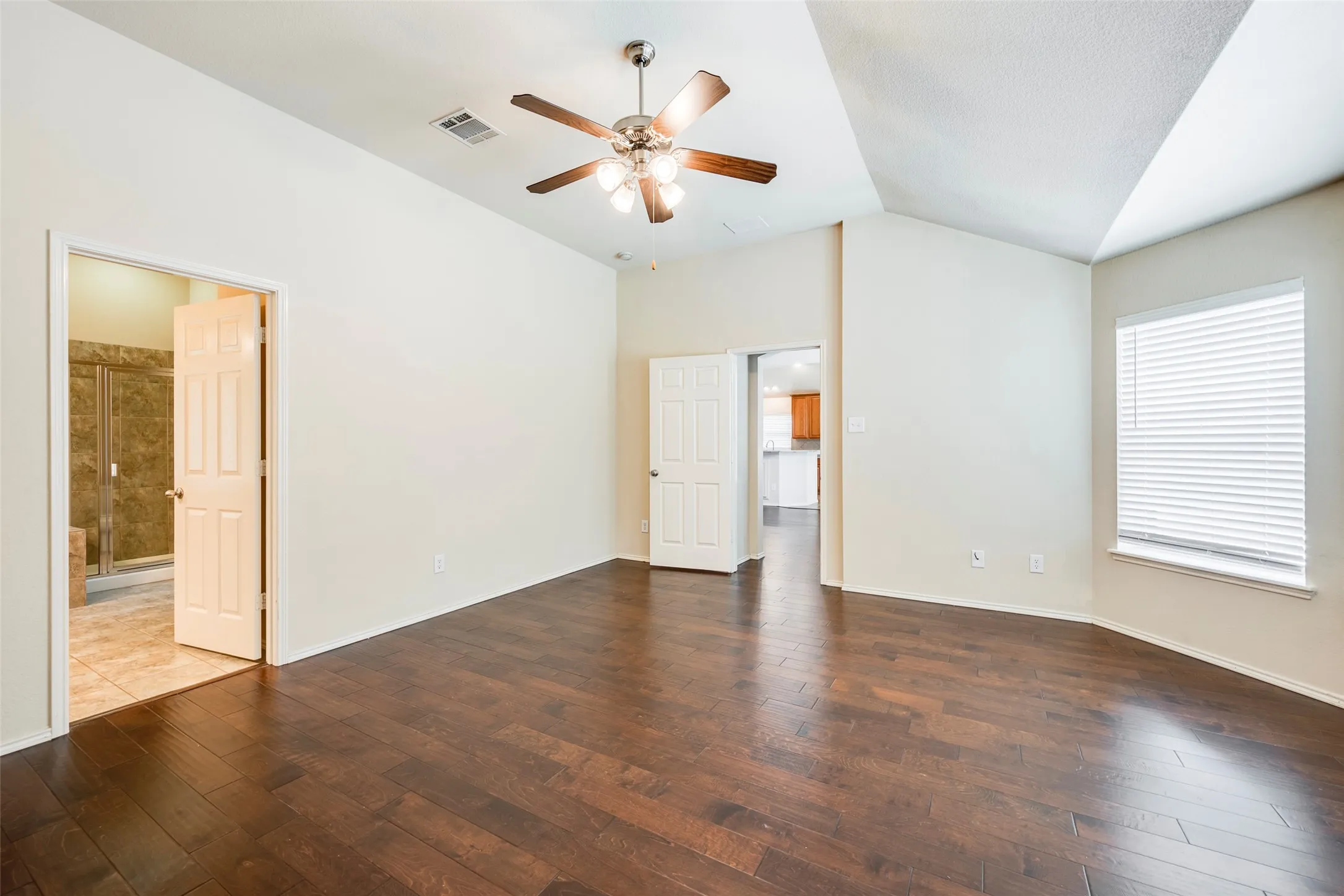Single Family Residence For Sale in Tarrant County , 2813 Fox Creek Trail, Arlington, Texas 76017, 3 Bedroom, 2 Bathroom, 2 Garage spaces, 2,149 Sqft, built in 2009, mls#21371745, Real Estate Agent in Arlington, Homes For Sale in Tarrant county, Homes For Sale in Arlington, Realtor in Arlington Texas, Real Estate Brokerage Independent Realty Texas, Luminita Cordes Realtor