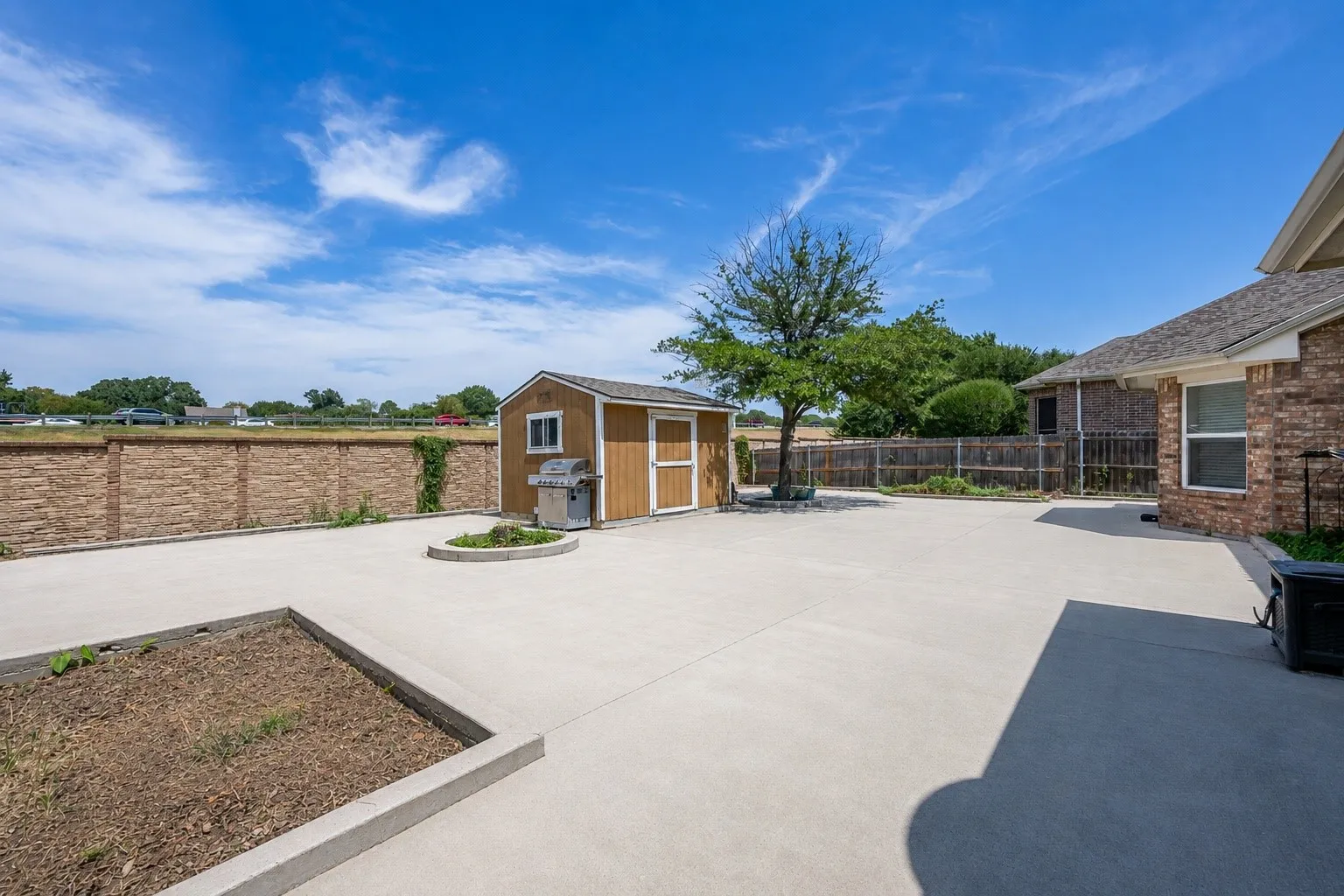 Single Family Residence For Sale in Tarrant County , 2813 Fox Creek Trail, Arlington, Texas 76017, 3 Bedroom, 2 Bathroom, 2 Garage spaces, 2,149 Sqft, built in 2009, mls#21371745, Real Estate Agent in Arlington, Homes For Sale in Tarrant county, Homes For Sale in Arlington, Realtor in Arlington Texas, Real Estate Brokerage Independent Realty Texas, Luminita Cordes Realtor