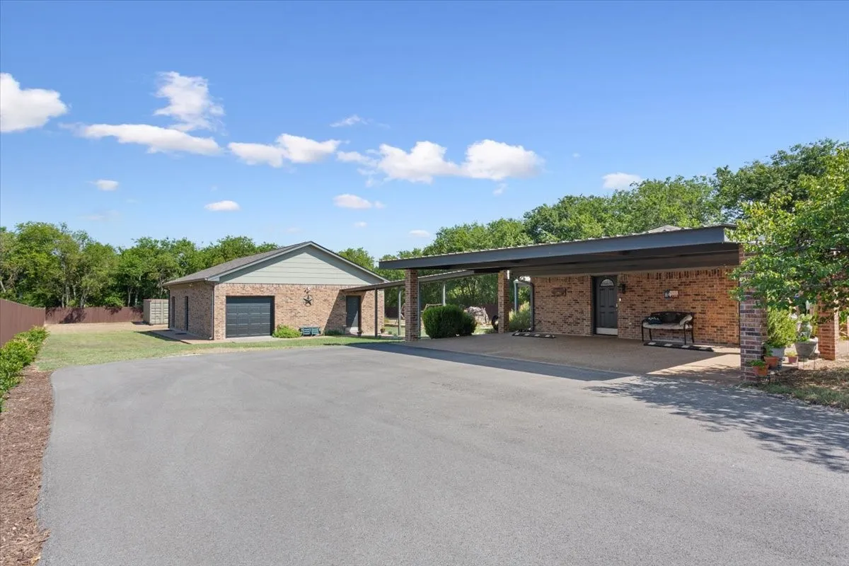 Single Family Residence For Sale in Mc Lennan County , 354 Bluebonnet Lane, Lorena, Texas 76655, 3 Bedroom, 2 Bathroom, Garage spaces, 1,786 Sqft, built in 2005, mls#21372751, Real Estate Agent in Lorena, Homes For Sale in Mc Lennan county, Homes For Sale in Lorena, Realtor in Lorena Texas, Real Estate Brokerage Independent Realty Texas, Luminita Cordes Realtor