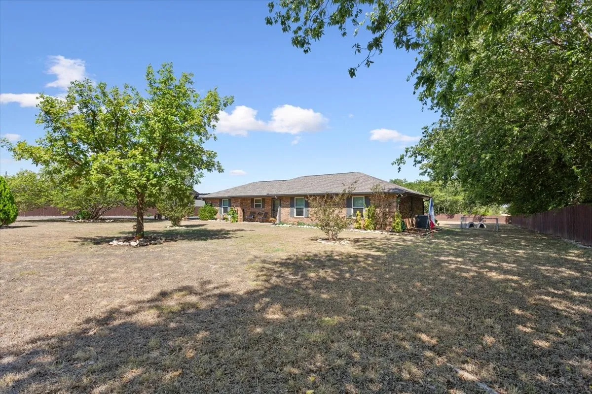 Single Family Residence For Sale in Mc Lennan County , 354 Bluebonnet Lane, Lorena, Texas 76655, 3 Bedroom, 2 Bathroom, Garage spaces, 1,786 Sqft, built in 2005, mls#21372751, Real Estate Agent in Lorena, Homes For Sale in Mc Lennan county, Homes For Sale in Lorena, Realtor in Lorena Texas, Real Estate Brokerage Independent Realty Texas, Luminita Cordes Realtor