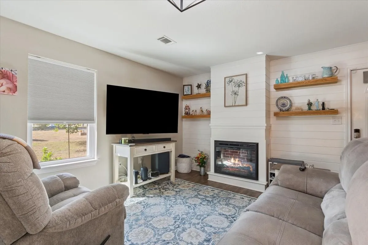 Single Family Residence For Sale in Mc Lennan County , 354 Bluebonnet Lane, Lorena, Texas 76655, 3 Bedroom, 2 Bathroom, Garage spaces, 1,786 Sqft, built in 2005, mls#21372751, Real Estate Agent in Lorena, Homes For Sale in Mc Lennan county, Homes For Sale in Lorena, Realtor in Lorena Texas, Real Estate Brokerage Independent Realty Texas, Luminita Cordes Realtor