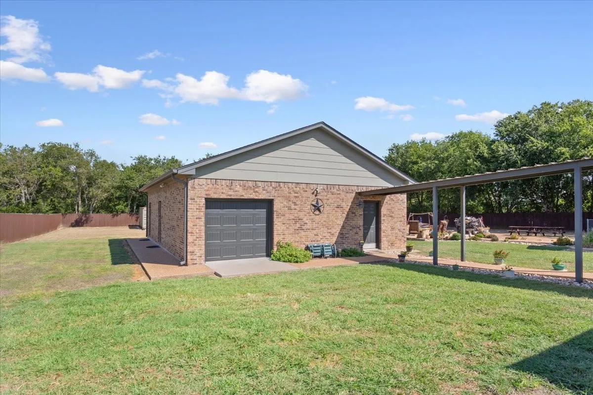 Single Family Residence For Sale in Mc Lennan County , 354 Bluebonnet Lane, Lorena, Texas 76655, 3 Bedroom, 2 Bathroom, Garage spaces, 1,786 Sqft, built in 2005, mls#21372751, Real Estate Agent in Lorena, Homes For Sale in Mc Lennan county, Homes For Sale in Lorena, Realtor in Lorena Texas, Real Estate Brokerage Independent Realty Texas, Luminita Cordes Realtor