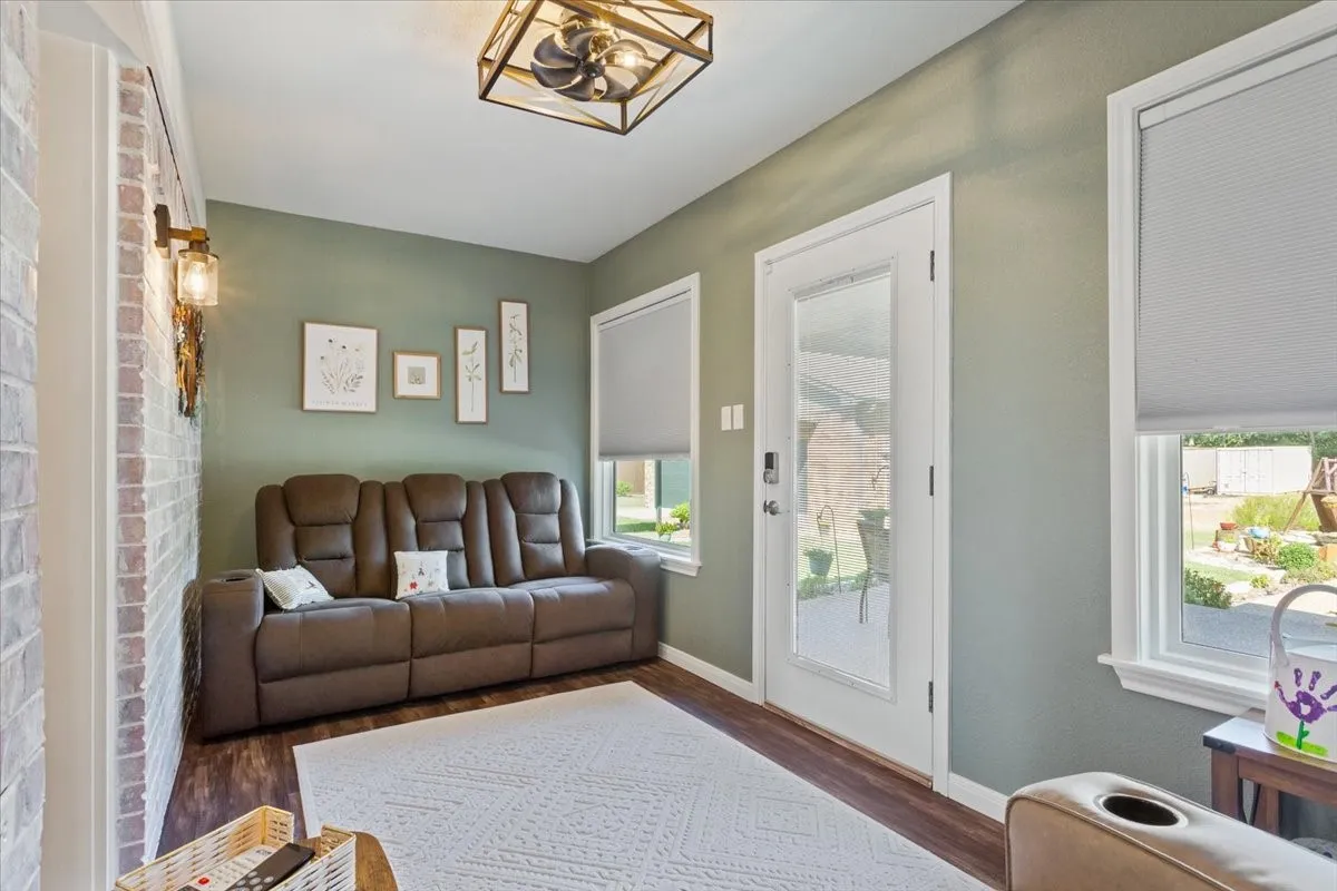 Single Family Residence For Sale in Mc Lennan County , 354 Bluebonnet Lane, Lorena, Texas 76655, 3 Bedroom, 2 Bathroom, Garage spaces, 1,786 Sqft, built in 2005, mls#21372751, Real Estate Agent in Lorena, Homes For Sale in Mc Lennan county, Homes For Sale in Lorena, Realtor in Lorena Texas, Real Estate Brokerage Independent Realty Texas, Luminita Cordes Realtor