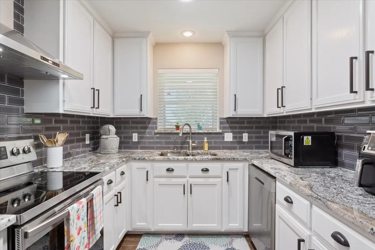 Single Family Residence For Sale in Mc Lennan County , 354 Bluebonnet Lane, Lorena, Texas 76655, 3 Bedroom, 2 Bathroom, Garage spaces, 1,786 Sqft, built in 2005, mls#21372751, Real Estate Agent in Lorena, Homes For Sale in Mc Lennan county, Homes For Sale in Lorena, Realtor in Lorena Texas, Real Estate Brokerage Independent Realty Texas, Luminita Cordes Realtor