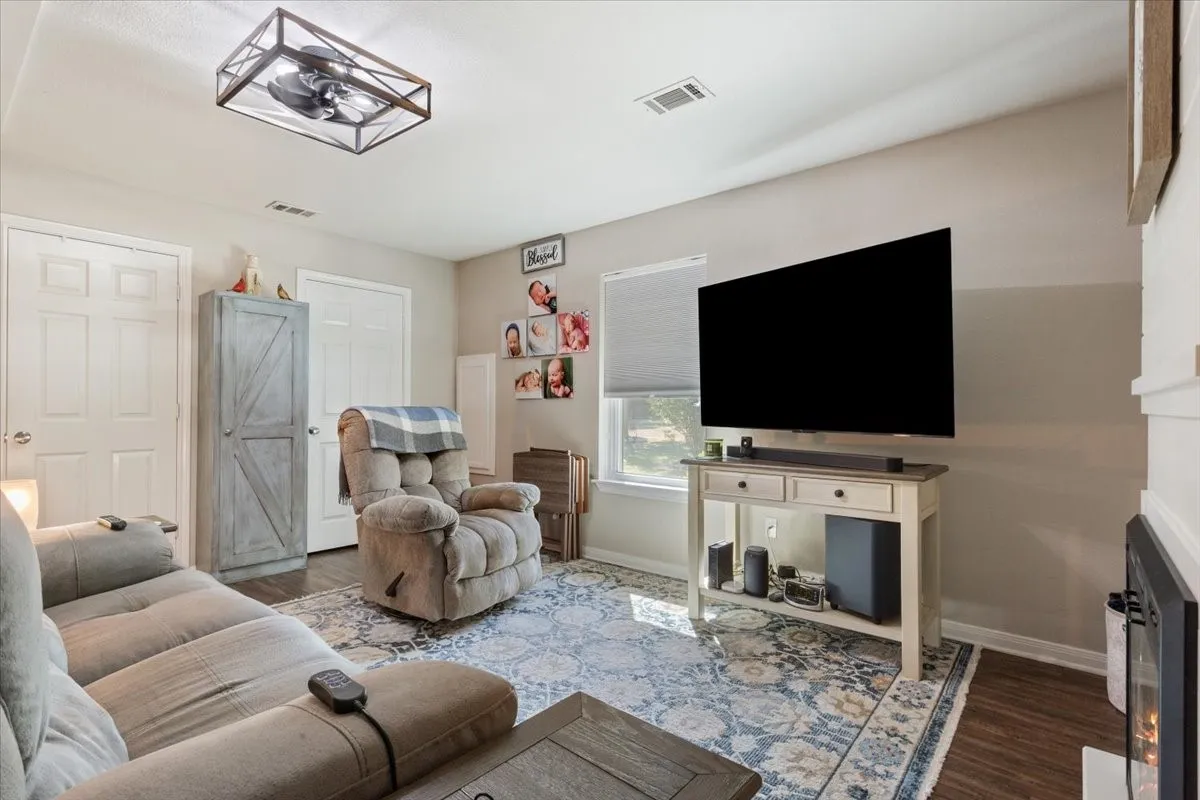 Single Family Residence For Sale in Mc Lennan County , 354 Bluebonnet Lane, Lorena, Texas 76655, 3 Bedroom, 2 Bathroom, Garage spaces, 1,786 Sqft, built in 2005, mls#21372751, Real Estate Agent in Lorena, Homes For Sale in Mc Lennan county, Homes For Sale in Lorena, Realtor in Lorena Texas, Real Estate Brokerage Independent Realty Texas, Luminita Cordes Realtor