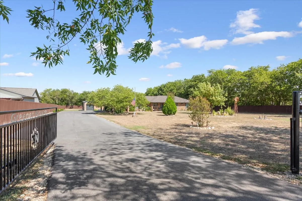 Single Family Residence For Sale in Mc Lennan County , 354 Bluebonnet Lane, Lorena, Texas 76655, 3 Bedroom, 2 Bathroom, Garage spaces, 1,786 Sqft, built in 2005, mls#21372751, Real Estate Agent in Lorena, Homes For Sale in Mc Lennan county, Homes For Sale in Lorena, Realtor in Lorena Texas, Real Estate Brokerage Independent Realty Texas, Luminita Cordes Realtor