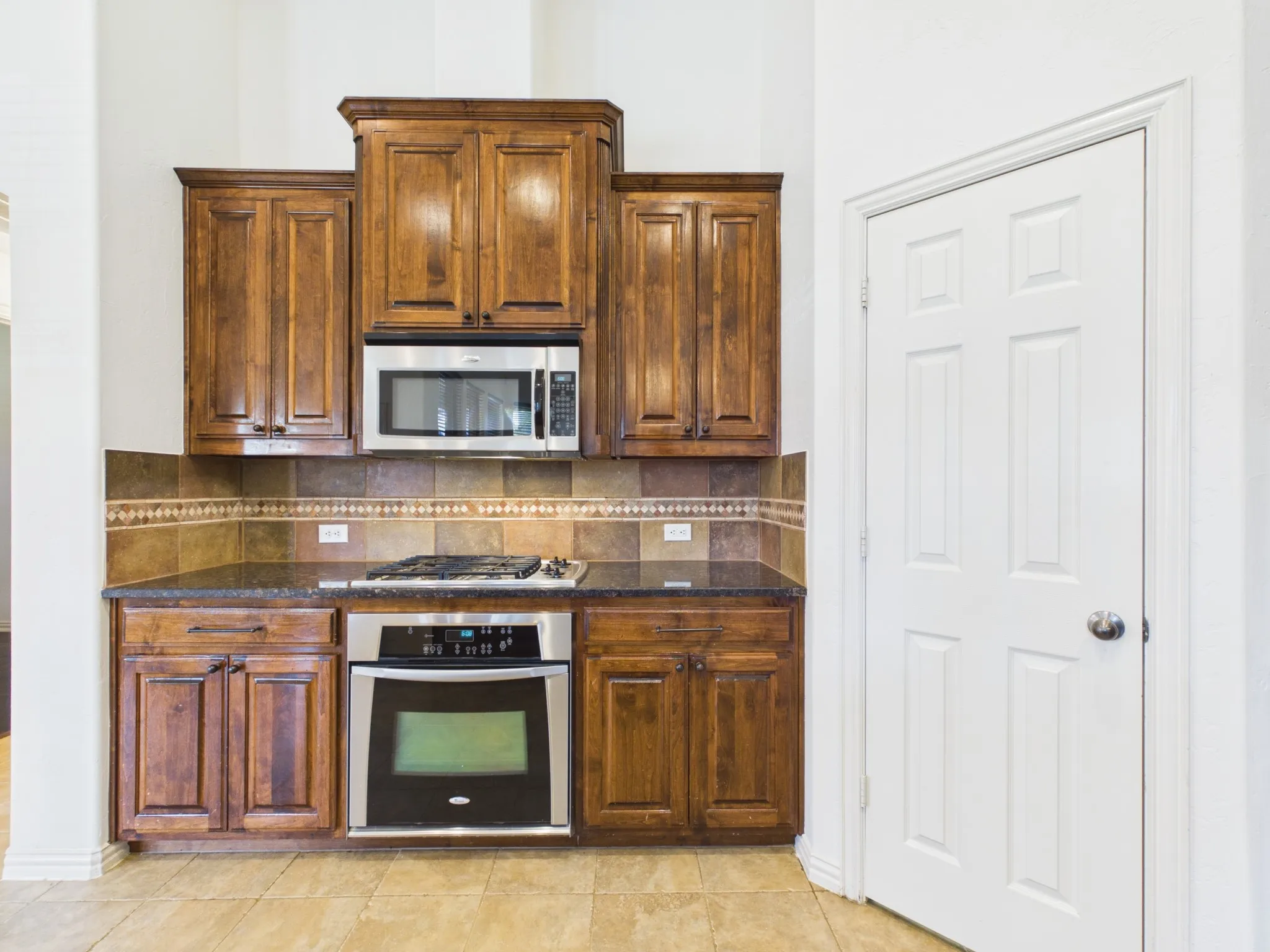 Gas Cooktop & Walk in pantry