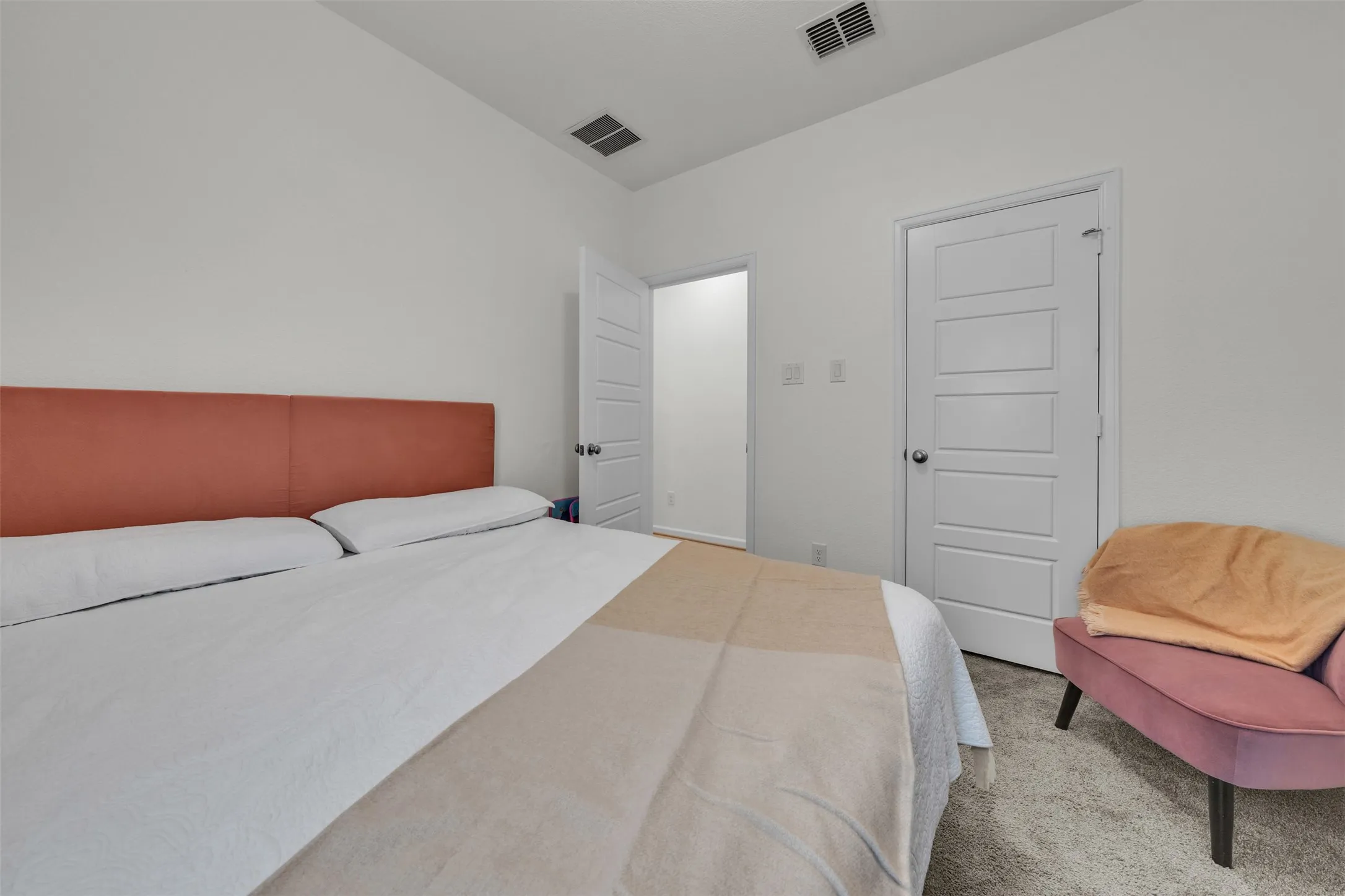 Light gray wall-to-wall carpeting