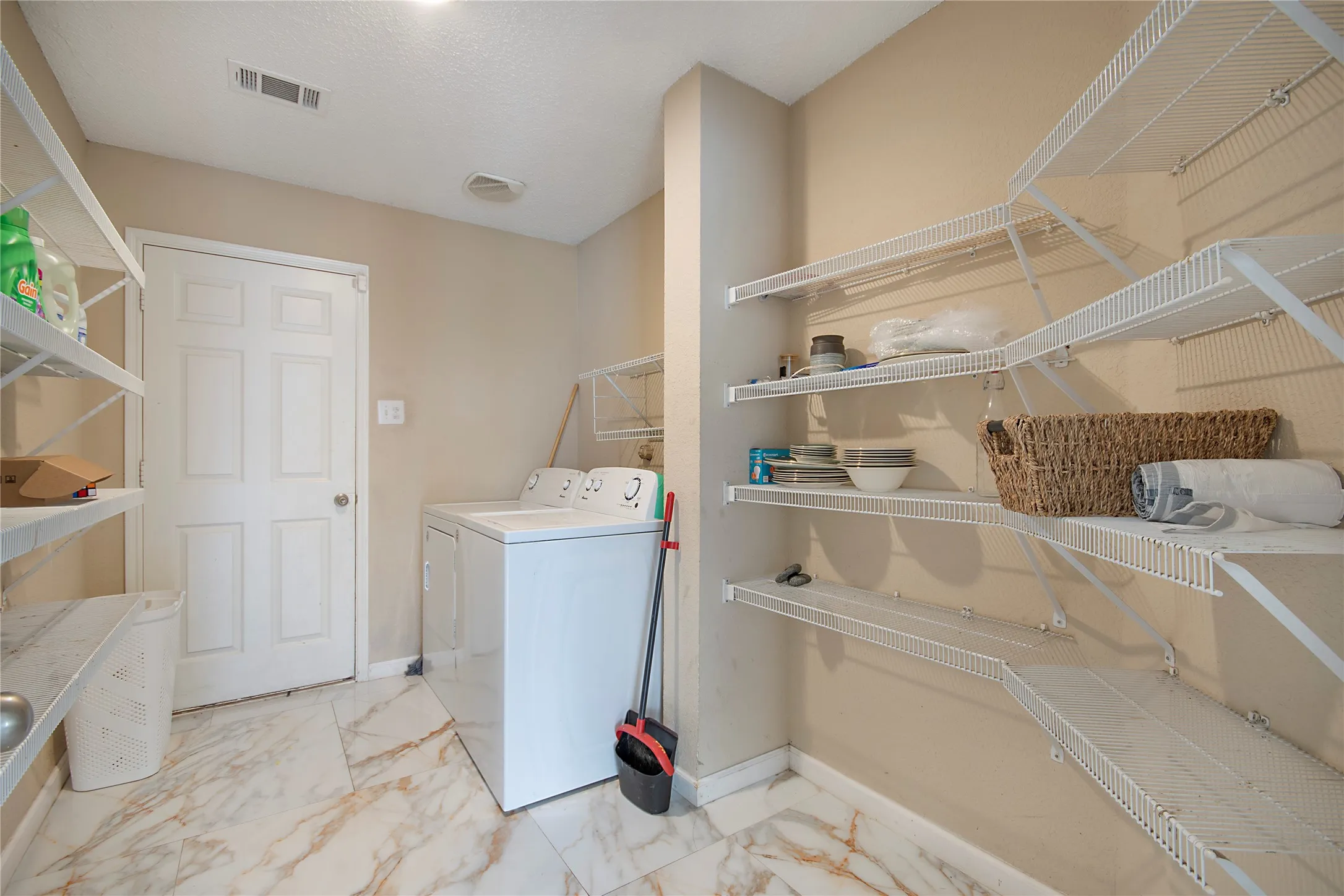 Single Family Residence For Sale in Dallas County , 6659 Leaning Oaks Street, Dallas, Texas 75241, 3 Bedroom, 3 Bathroom, 2 Garage spaces, 3,370 Sqft, built in 2006, mls#21371636, Real Estate Agent in Dallas, Homes For Sale in Dallas county, Homes For Sale in Dallas, Realtor in Dallas Texas, Real Estate Brokerage Independent Realty Texas, Luminita Cordes Realtor