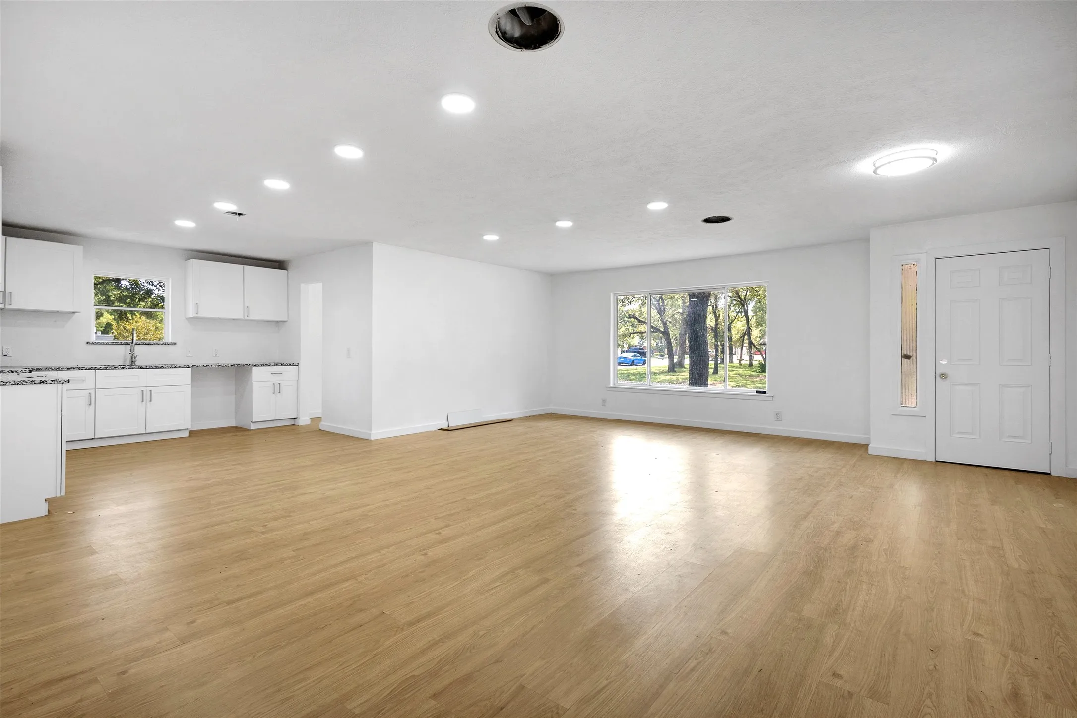 Single Family Residence For Sale in Tarrant County , 520 Circleview Drive S, Hurst, Texas 76054, 4 Bedroom, 3 Bathroom, 2 Garage spaces, 2,444 Sqft, built in 1961, mls#21371273, Real Estate Agent in Hurst, Homes For Sale in Tarrant county, Homes For Sale in Hurst, Realtor in Hurst Texas, Real Estate Brokerage Independent Realty Texas, Luminita Cordes Realtor