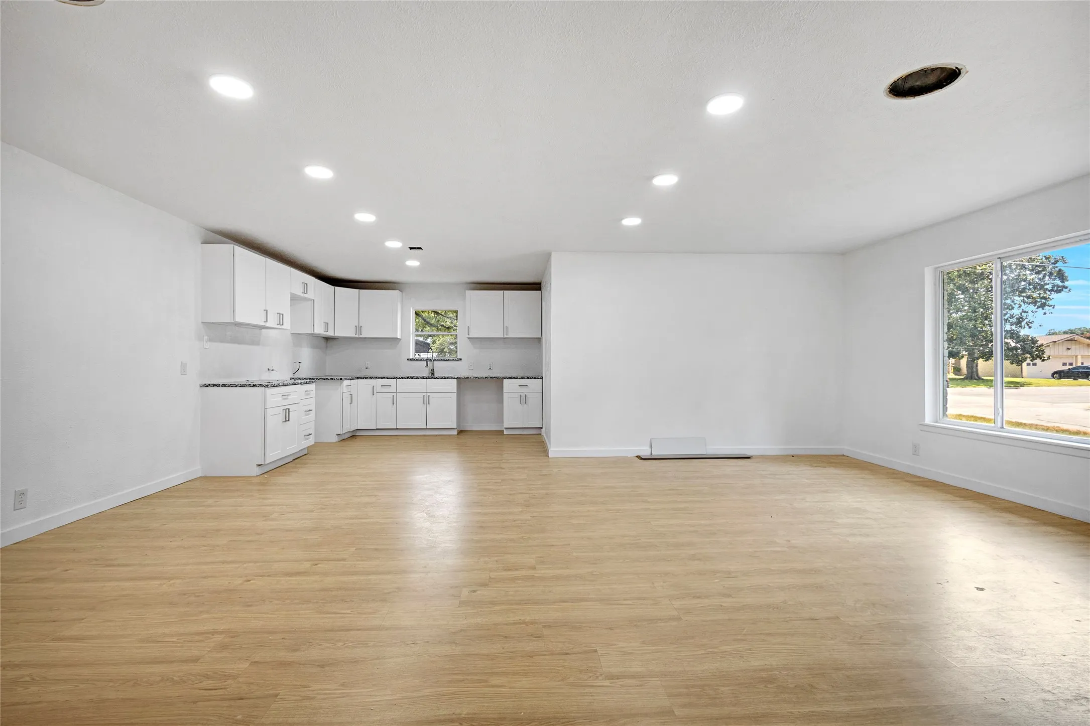 Single Family Residence For Sale in Tarrant County , 520 Circleview Drive S, Hurst, Texas 76054, 4 Bedroom, 3 Bathroom, 2 Garage spaces, 2,444 Sqft, built in 1961, mls#21371273, Real Estate Agent in Hurst, Homes For Sale in Tarrant county, Homes For Sale in Hurst, Realtor in Hurst Texas, Real Estate Brokerage Independent Realty Texas, Luminita Cordes Realtor