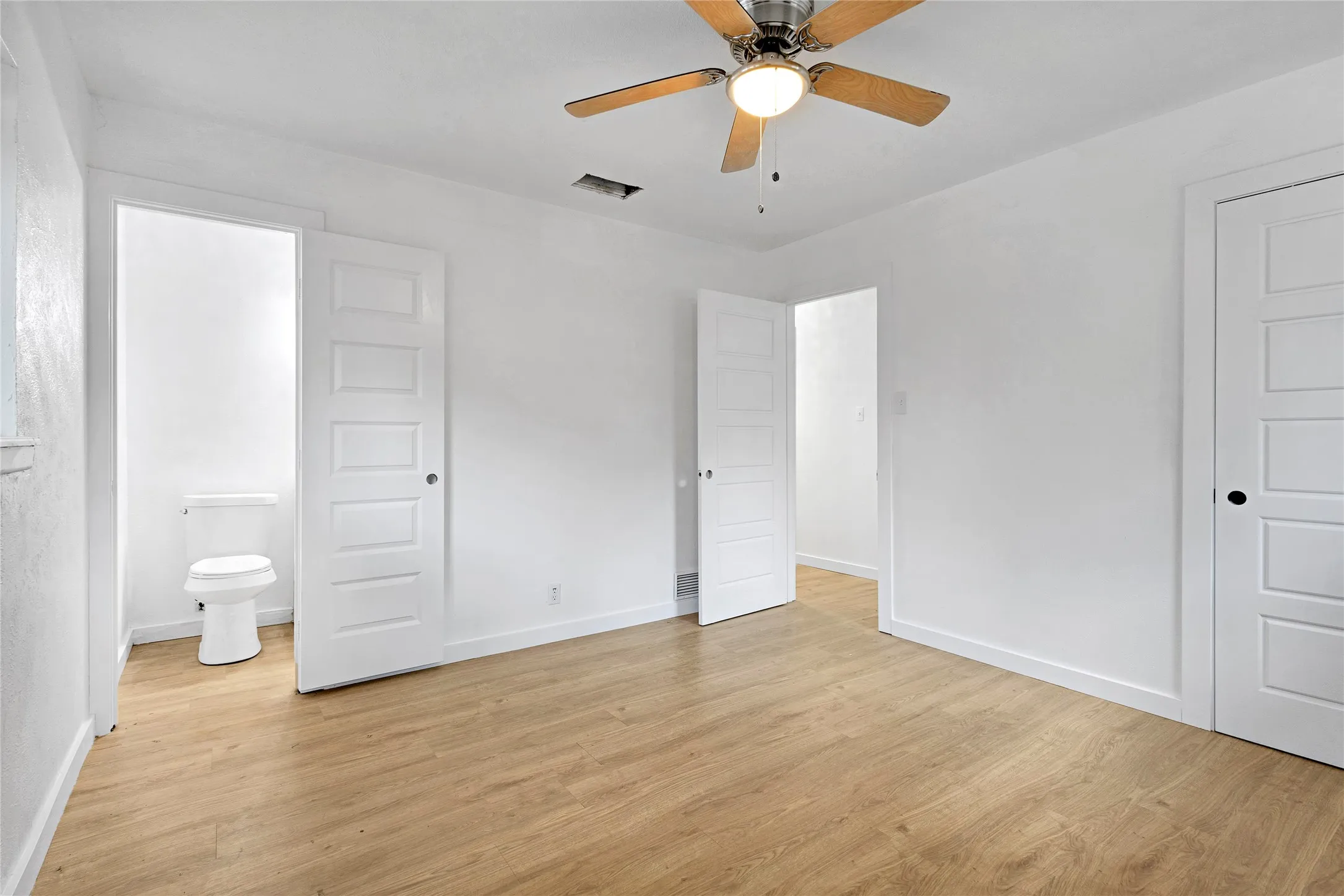 Single Family Residence For Sale in Tarrant County , 520 Circleview Drive S, Hurst, Texas 76054, 4 Bedroom, 3 Bathroom, 2 Garage spaces, 2,444 Sqft, built in 1961, mls#21371273, Real Estate Agent in Hurst, Homes For Sale in Tarrant county, Homes For Sale in Hurst, Realtor in Hurst Texas, Real Estate Brokerage Independent Realty Texas, Luminita Cordes Realtor