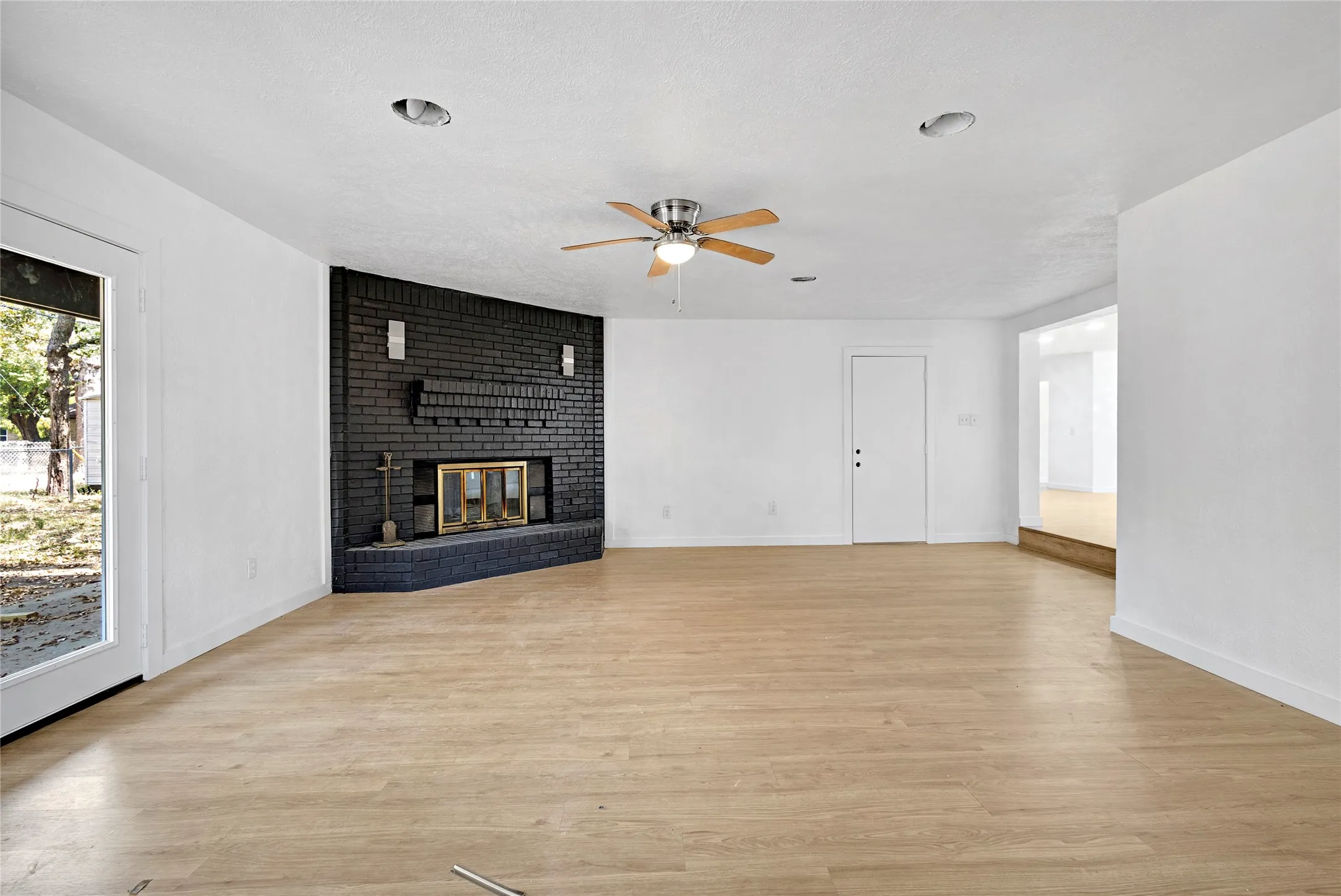 Single Family Residence For Sale in Tarrant County , 520 Circleview Drive S, Hurst, Texas 76054, 4 Bedroom, 3 Bathroom, 2 Garage spaces, 2,444 Sqft, built in 1961, mls#21371273, Real Estate Agent in Hurst, Homes For Sale in Tarrant county, Homes For Sale in Hurst, Realtor in Hurst Texas, Real Estate Brokerage Independent Realty Texas, Luminita Cordes Realtor