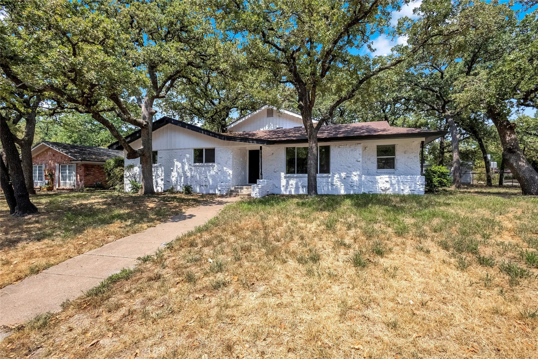 Single Family Residence For Sale in Tarrant County , 520 Circleview Drive S, Hurst, Texas 76054, 4 Bedroom, 3 Bathroom, 2 Garage spaces, 2,444 Sqft, built in 1961, mls#21371273, Real Estate Agent in Hurst, Homes For Sale in Tarrant county, Homes For Sale in Hurst, Realtor in Hurst Texas, Real Estate Brokerage Independent Realty Texas, Luminita Cordes Realtor