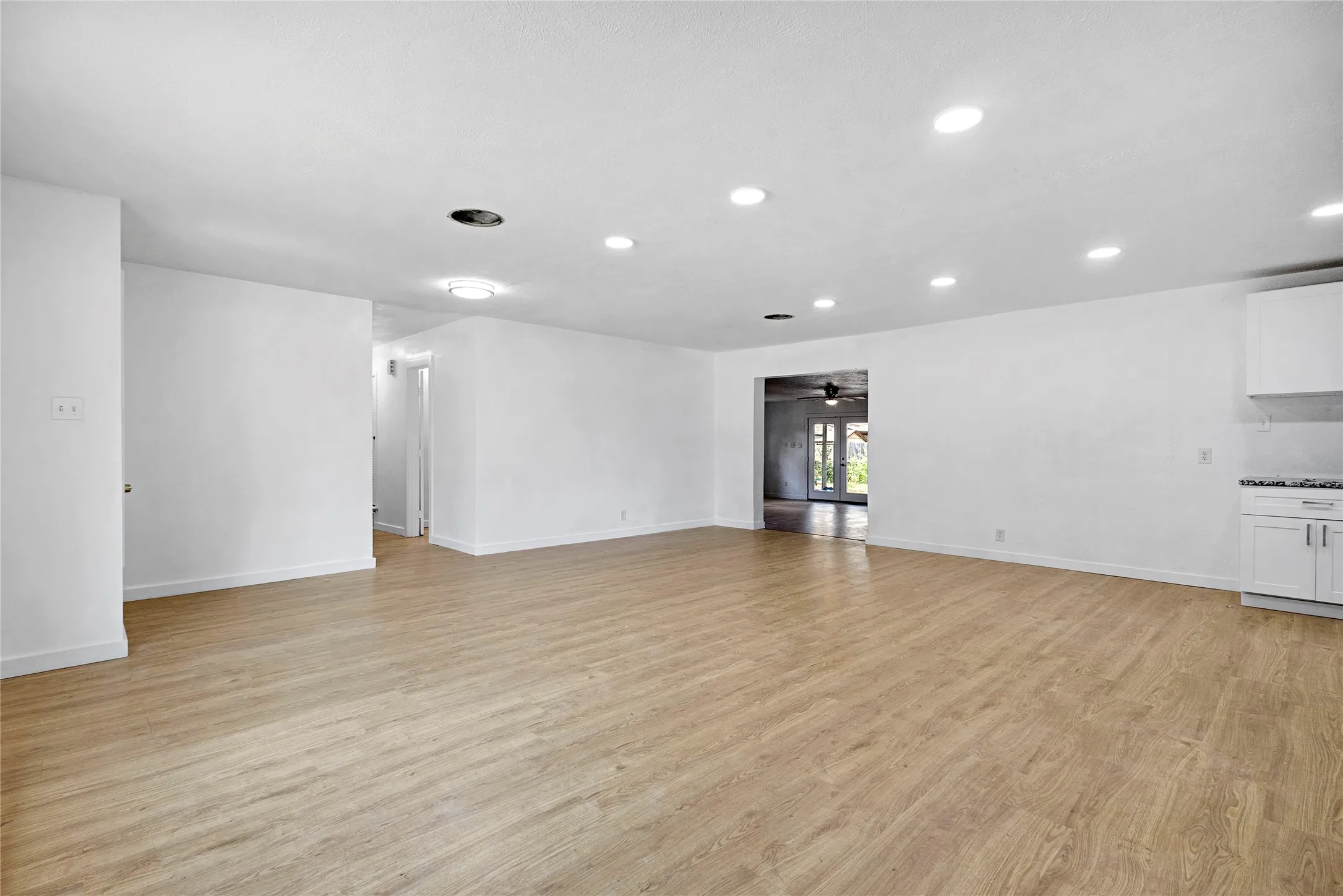 Single Family Residence For Sale in Tarrant County , 520 Circleview Drive S, Hurst, Texas 76054, 4 Bedroom, 3 Bathroom, 2 Garage spaces, 2,444 Sqft, built in 1961, mls#21371273, Real Estate Agent in Hurst, Homes For Sale in Tarrant county, Homes For Sale in Hurst, Realtor in Hurst Texas, Real Estate Brokerage Independent Realty Texas, Luminita Cordes Realtor