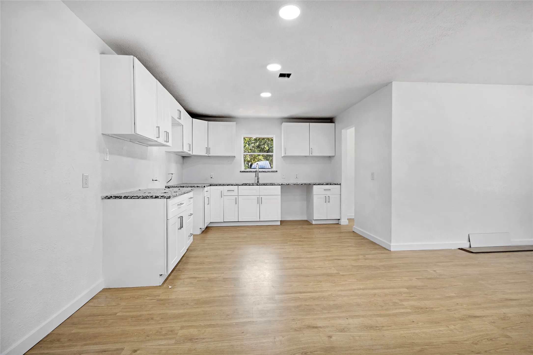Single Family Residence For Sale in Tarrant County , 520 Circleview Drive S, Hurst, Texas 76054, 4 Bedroom, 3 Bathroom, 2 Garage spaces, 2,444 Sqft, built in 1961, mls#21371273, Real Estate Agent in Hurst, Homes For Sale in Tarrant county, Homes For Sale in Hurst, Realtor in Hurst Texas, Real Estate Brokerage Independent Realty Texas, Luminita Cordes Realtor