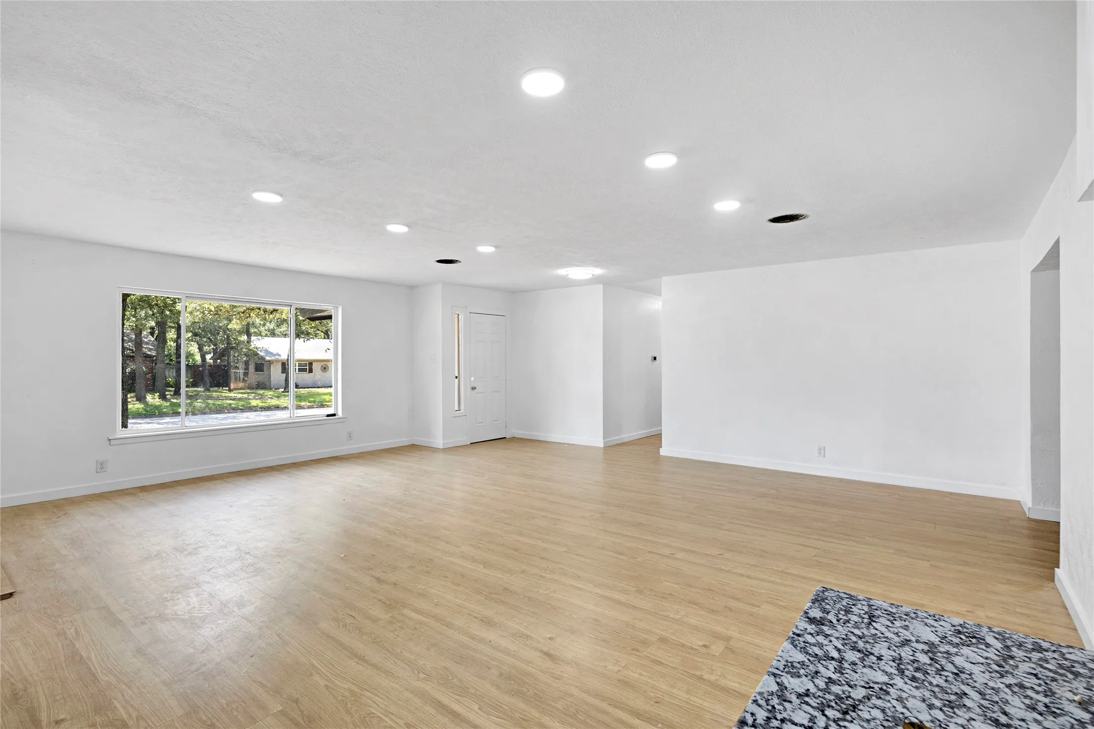Single Family Residence For Sale in Tarrant County , 520 Circleview Drive S, Hurst, Texas 76054, 4 Bedroom, 3 Bathroom, 2 Garage spaces, 2,444 Sqft, built in 1961, mls#21371273, Real Estate Agent in Hurst, Homes For Sale in Tarrant county, Homes For Sale in Hurst, Realtor in Hurst Texas, Real Estate Brokerage Independent Realty Texas, Luminita Cordes Realtor