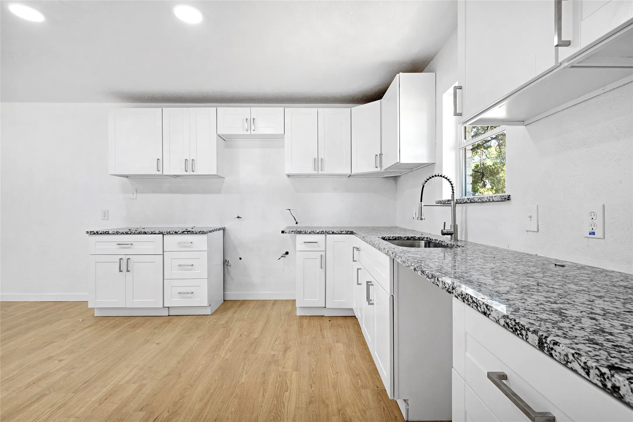 Single Family Residence For Sale in Tarrant County , 520 Circleview Drive S, Hurst, Texas 76054, 4 Bedroom, 3 Bathroom, 2 Garage spaces, 2,444 Sqft, built in 1961, mls#21371273, Real Estate Agent in Hurst, Homes For Sale in Tarrant county, Homes For Sale in Hurst, Realtor in Hurst Texas, Real Estate Brokerage Independent Realty Texas, Luminita Cordes Realtor