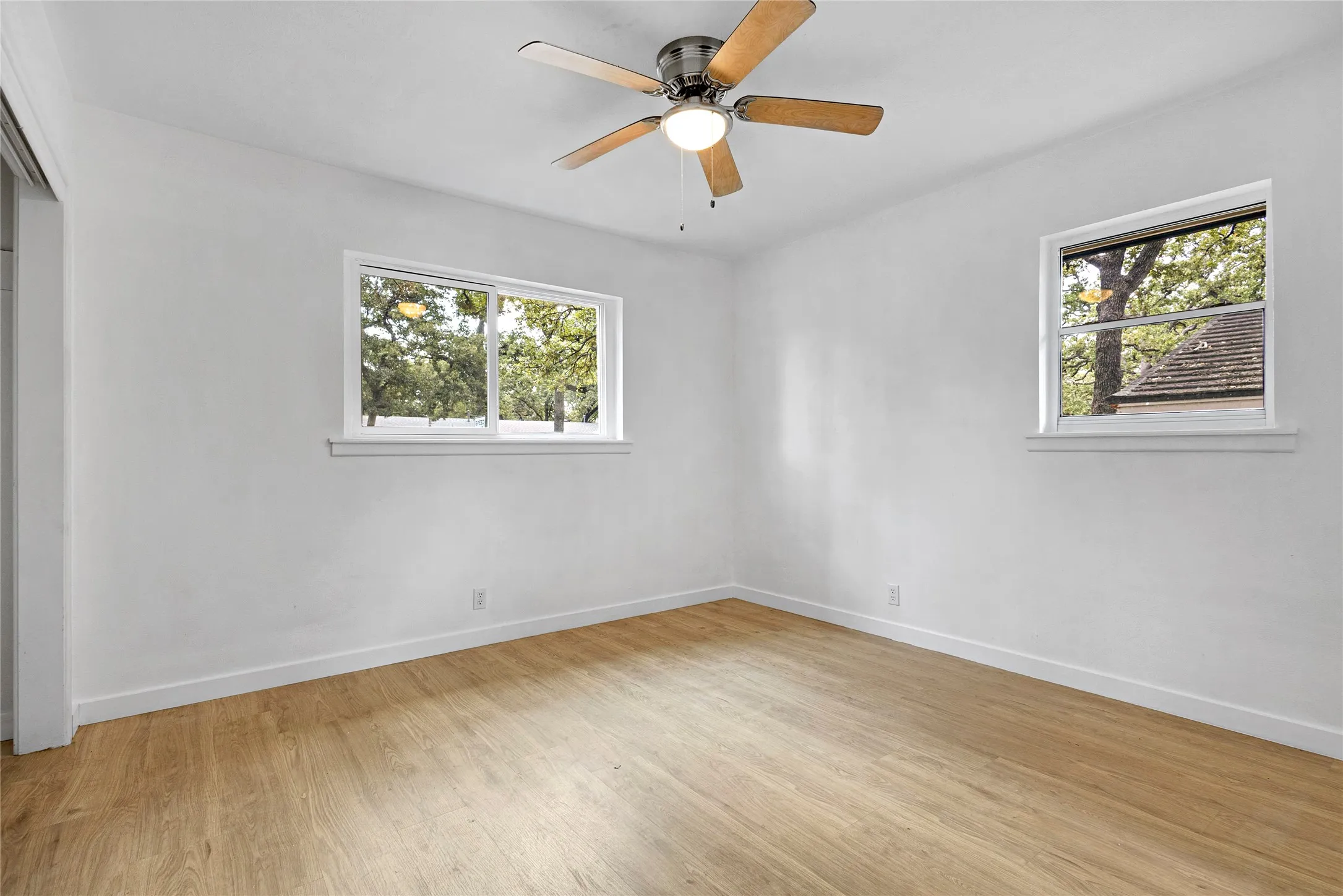 Single Family Residence For Sale in Tarrant County , 520 Circleview Drive S, Hurst, Texas 76054, 4 Bedroom, 3 Bathroom, 2 Garage spaces, 2,444 Sqft, built in 1961, mls#21371273, Real Estate Agent in Hurst, Homes For Sale in Tarrant county, Homes For Sale in Hurst, Realtor in Hurst Texas, Real Estate Brokerage Independent Realty Texas, Luminita Cordes Realtor