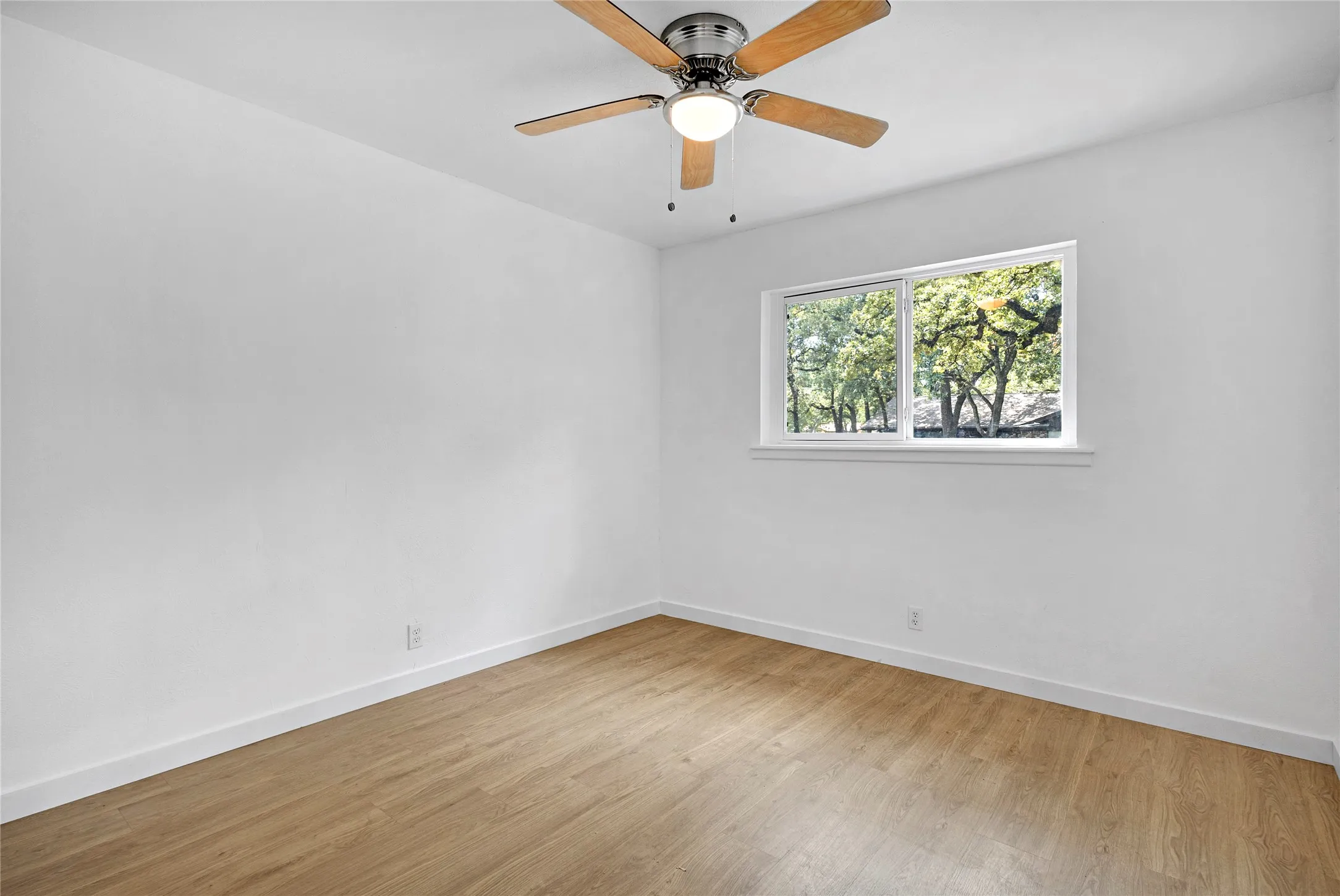 Single Family Residence For Sale in Tarrant County , 520 Circleview Drive S, Hurst, Texas 76054, 4 Bedroom, 3 Bathroom, 2 Garage spaces, 2,444 Sqft, built in 1961, mls#21371273, Real Estate Agent in Hurst, Homes For Sale in Tarrant county, Homes For Sale in Hurst, Realtor in Hurst Texas, Real Estate Brokerage Independent Realty Texas, Luminita Cordes Realtor