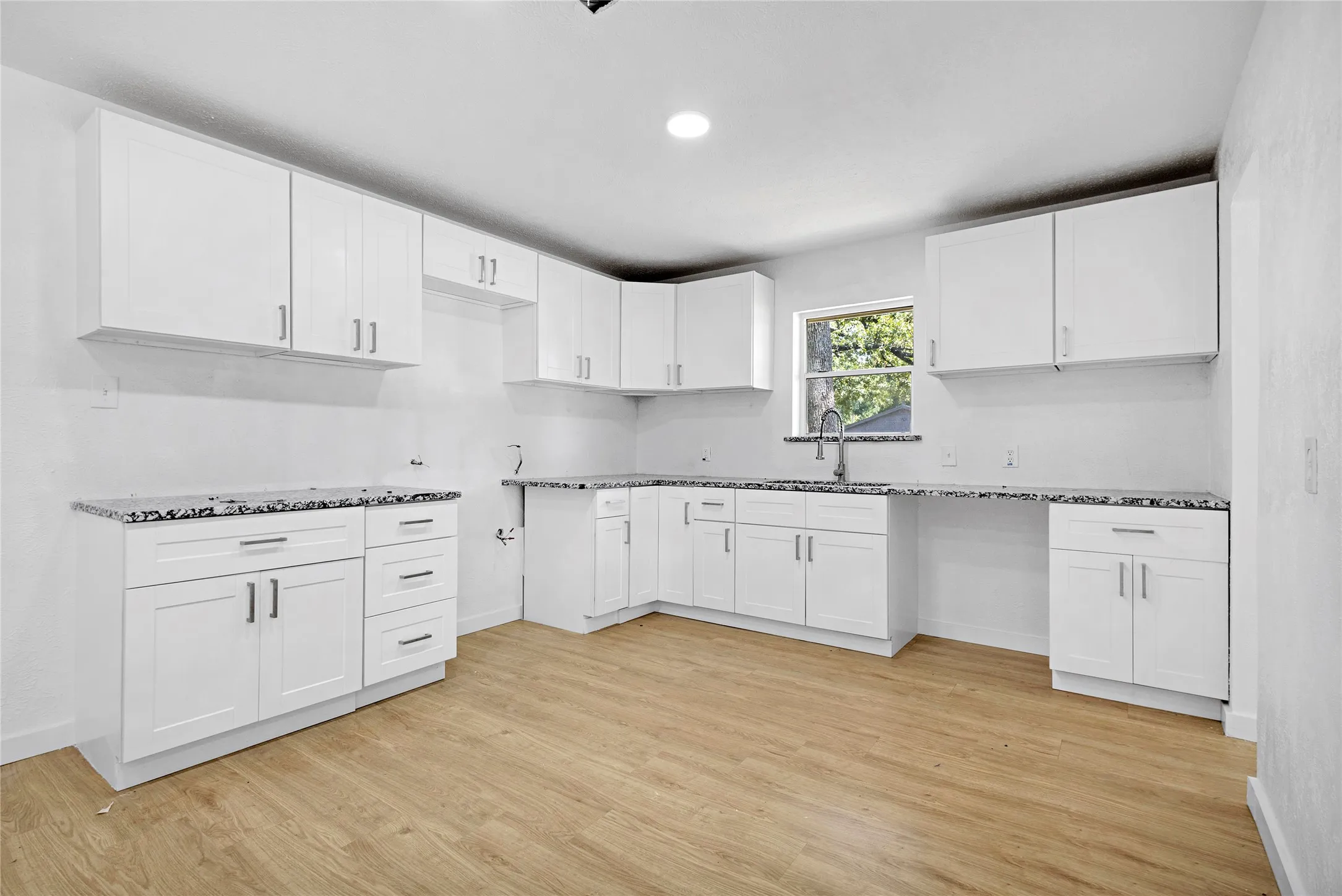 Single Family Residence For Sale in Tarrant County , 520 Circleview Drive S, Hurst, Texas 76054, 4 Bedroom, 3 Bathroom, 2 Garage spaces, 2,444 Sqft, built in 1961, mls#21371273, Real Estate Agent in Hurst, Homes For Sale in Tarrant county, Homes For Sale in Hurst, Realtor in Hurst Texas, Real Estate Brokerage Independent Realty Texas, Luminita Cordes Realtor