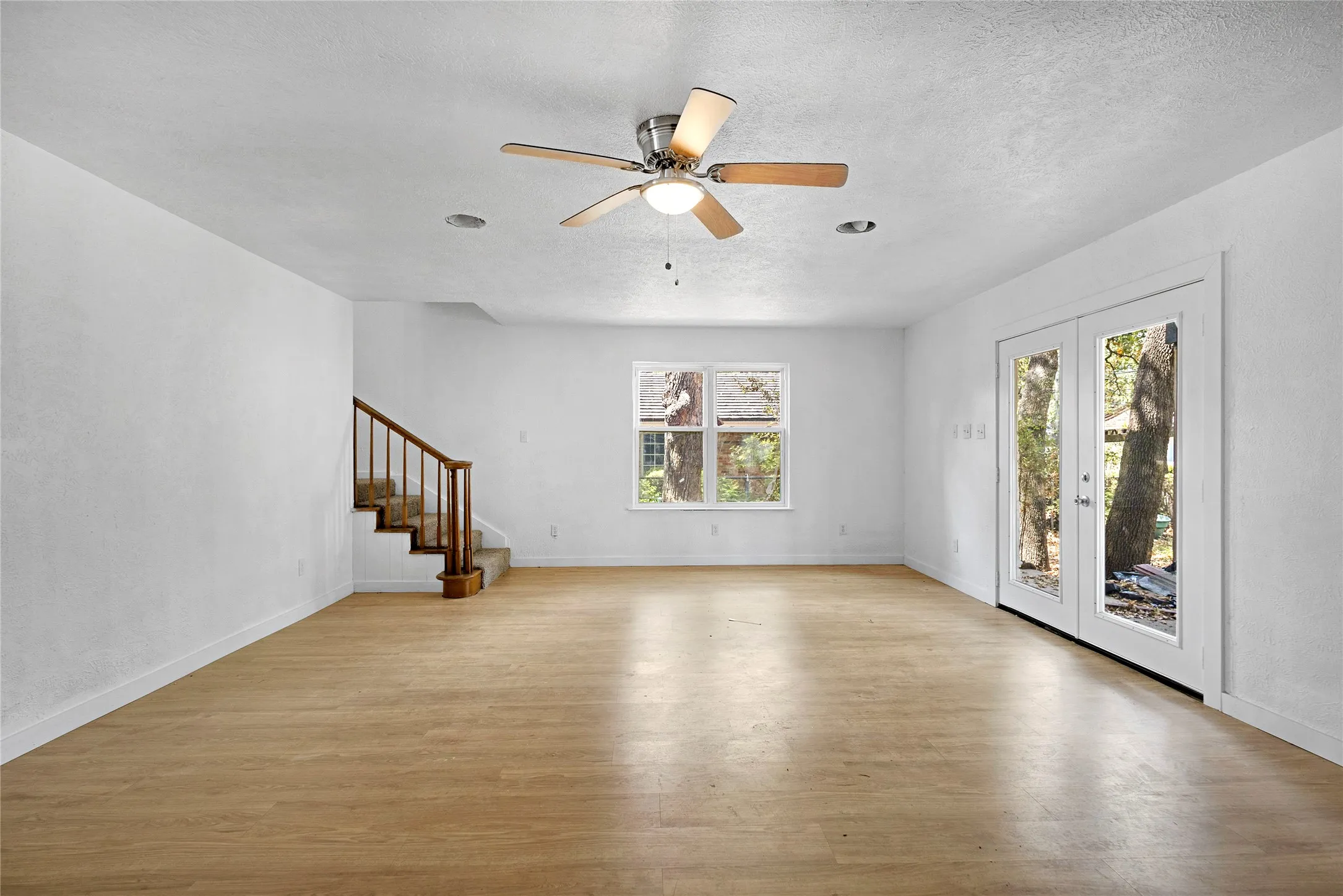 Single Family Residence For Sale in Tarrant County , 520 Circleview Drive S, Hurst, Texas 76054, 4 Bedroom, 3 Bathroom, 2 Garage spaces, 2,444 Sqft, built in 1961, mls#21371273, Real Estate Agent in Hurst, Homes For Sale in Tarrant county, Homes For Sale in Hurst, Realtor in Hurst Texas, Real Estate Brokerage Independent Realty Texas, Luminita Cordes Realtor