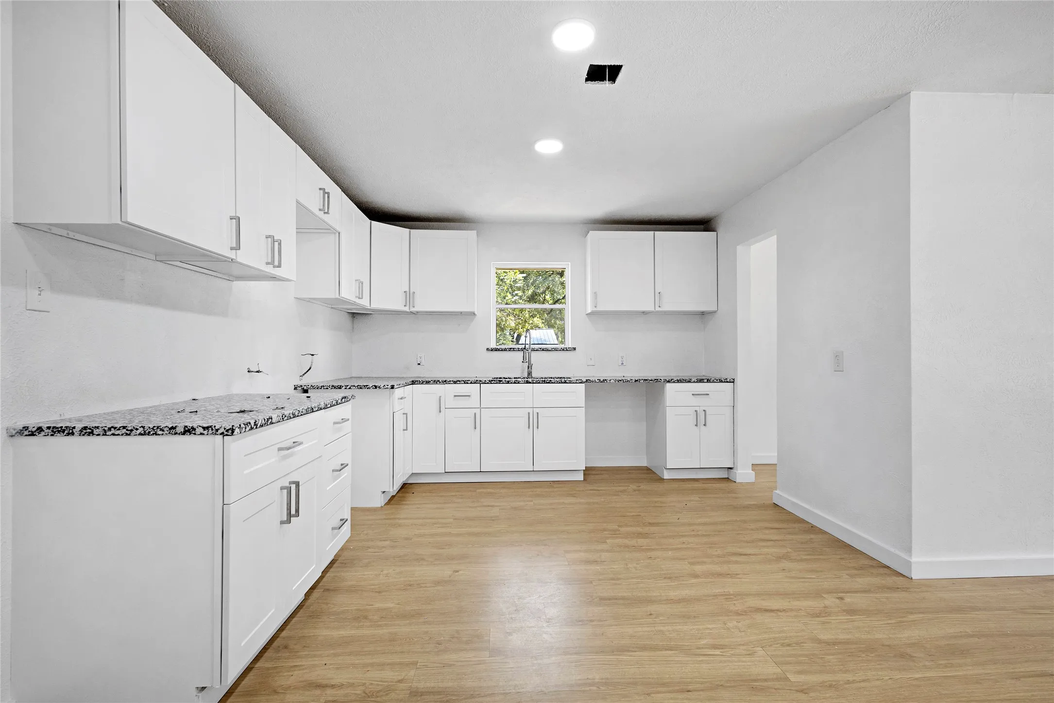 Single Family Residence For Sale in Tarrant County , 520 Circleview Drive S, Hurst, Texas 76054, 4 Bedroom, 3 Bathroom, 2 Garage spaces, 2,444 Sqft, built in 1961, mls#21371273, Real Estate Agent in Hurst, Homes For Sale in Tarrant county, Homes For Sale in Hurst, Realtor in Hurst Texas, Real Estate Brokerage Independent Realty Texas, Luminita Cordes Realtor