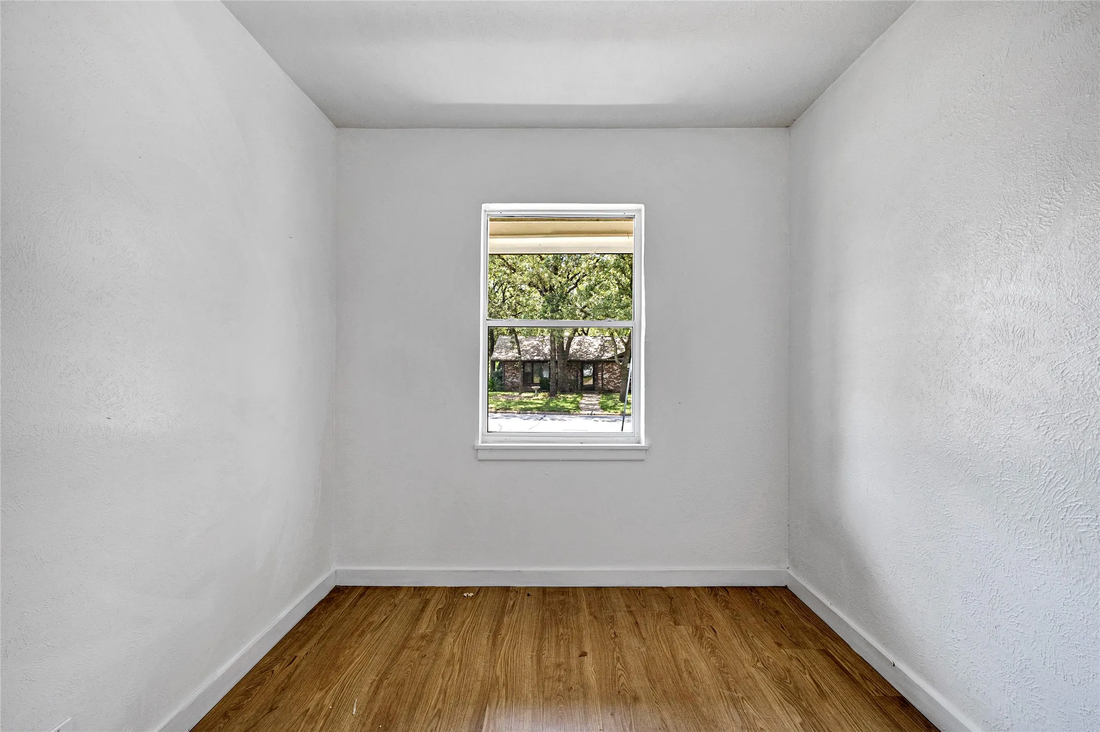 Single Family Residence For Sale in Tarrant County , 520 Circleview Drive S, Hurst, Texas 76054, 4 Bedroom, 3 Bathroom, 2 Garage spaces, 2,444 Sqft, built in 1961, mls#21371273, Real Estate Agent in Hurst, Homes For Sale in Tarrant county, Homes For Sale in Hurst, Realtor in Hurst Texas, Real Estate Brokerage Independent Realty Texas, Luminita Cordes Realtor