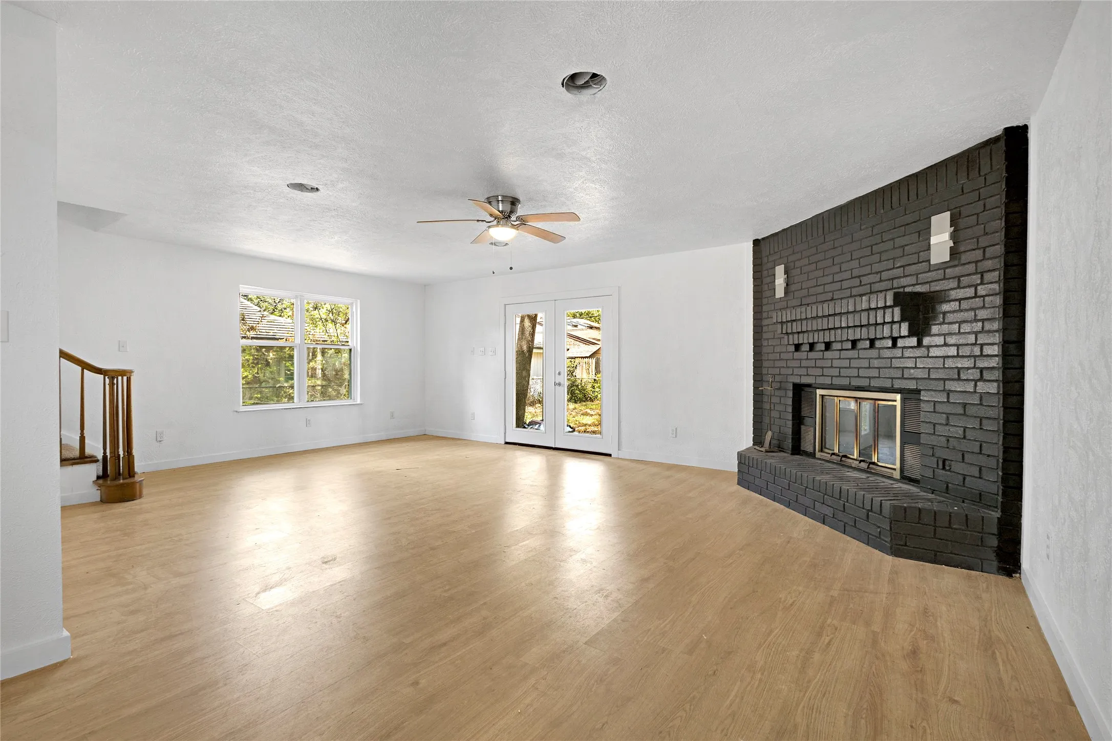 Single Family Residence For Sale in Tarrant County , 520 Circleview Drive S, Hurst, Texas 76054, 4 Bedroom, 3 Bathroom, 2 Garage spaces, 2,444 Sqft, built in 1961, mls#21371273, Real Estate Agent in Hurst, Homes For Sale in Tarrant county, Homes For Sale in Hurst, Realtor in Hurst Texas, Real Estate Brokerage Independent Realty Texas, Luminita Cordes Realtor
