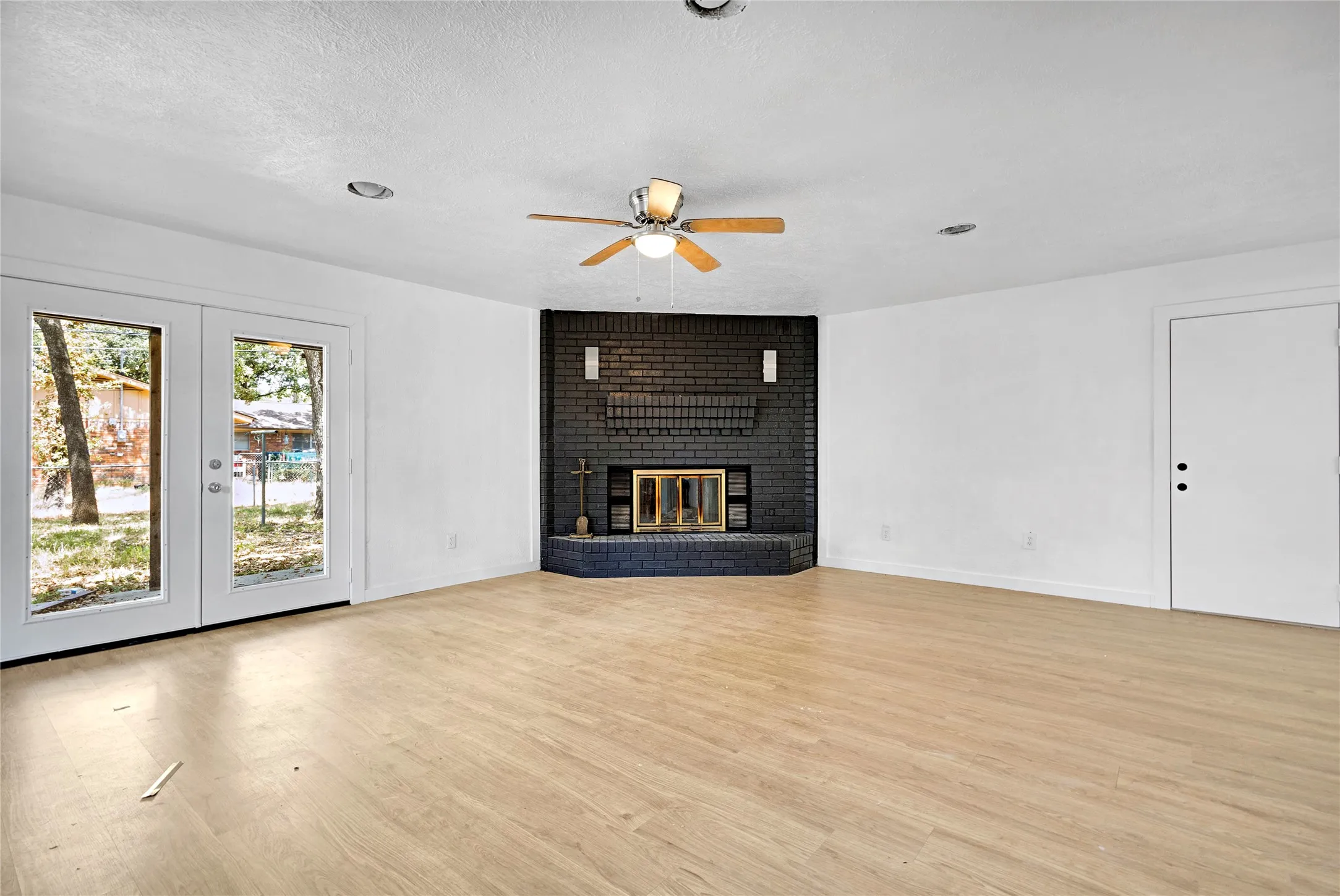 Single Family Residence For Sale in Tarrant County , 520 Circleview Drive S, Hurst, Texas 76054, 4 Bedroom, 3 Bathroom, 2 Garage spaces, 2,444 Sqft, built in 1961, mls#21371273, Real Estate Agent in Hurst, Homes For Sale in Tarrant county, Homes For Sale in Hurst, Realtor in Hurst Texas, Real Estate Brokerage Independent Realty Texas, Luminita Cordes Realtor