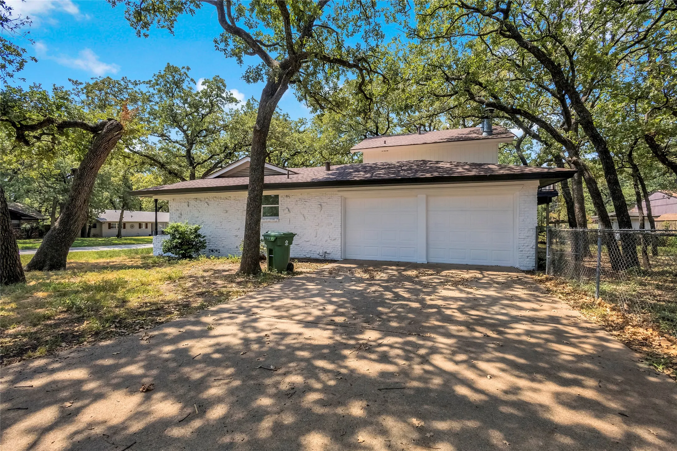 Single Family Residence For Sale in Tarrant County , 520 Circleview Drive S, Hurst, Texas 76054, 4 Bedroom, 3 Bathroom, 2 Garage spaces, 2,444 Sqft, built in 1961, mls#21371273, Real Estate Agent in Hurst, Homes For Sale in Tarrant county, Homes For Sale in Hurst, Realtor in Hurst Texas, Real Estate Brokerage Independent Realty Texas, Luminita Cordes Realtor