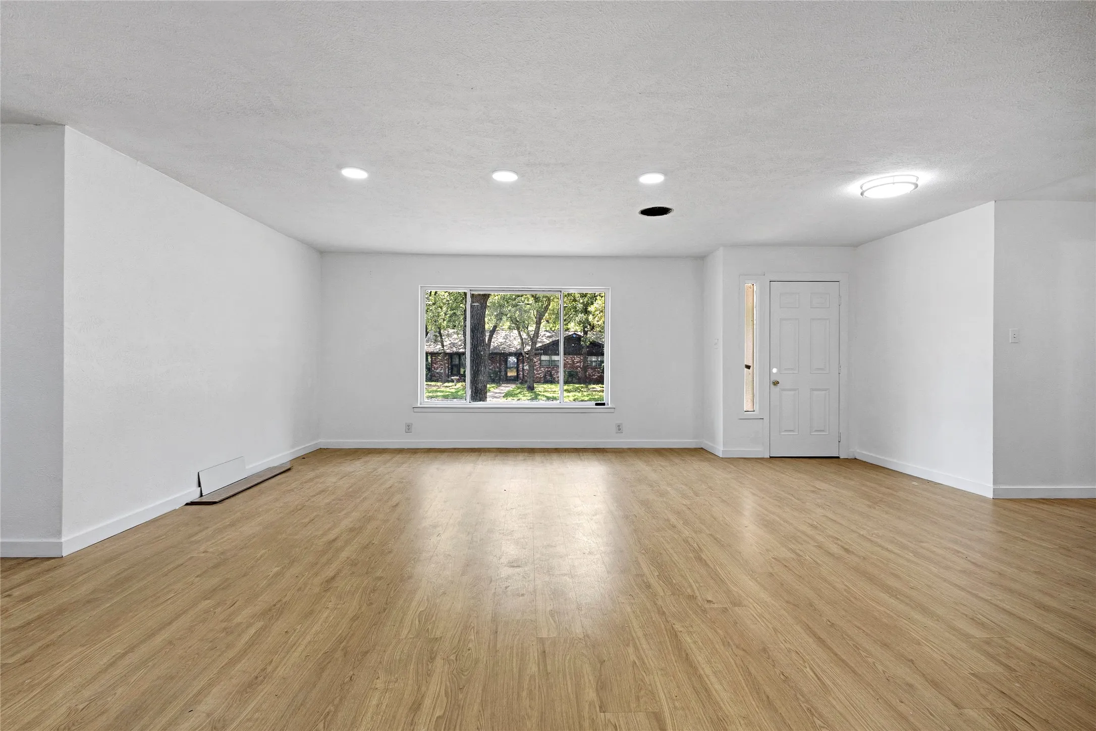Single Family Residence For Sale in Tarrant County , 520 Circleview Drive S, Hurst, Texas 76054, 4 Bedroom, 3 Bathroom, 2 Garage spaces, 2,444 Sqft, built in 1961, mls#21371273, Real Estate Agent in Hurst, Homes For Sale in Tarrant county, Homes For Sale in Hurst, Realtor in Hurst Texas, Real Estate Brokerage Independent Realty Texas, Luminita Cordes Realtor