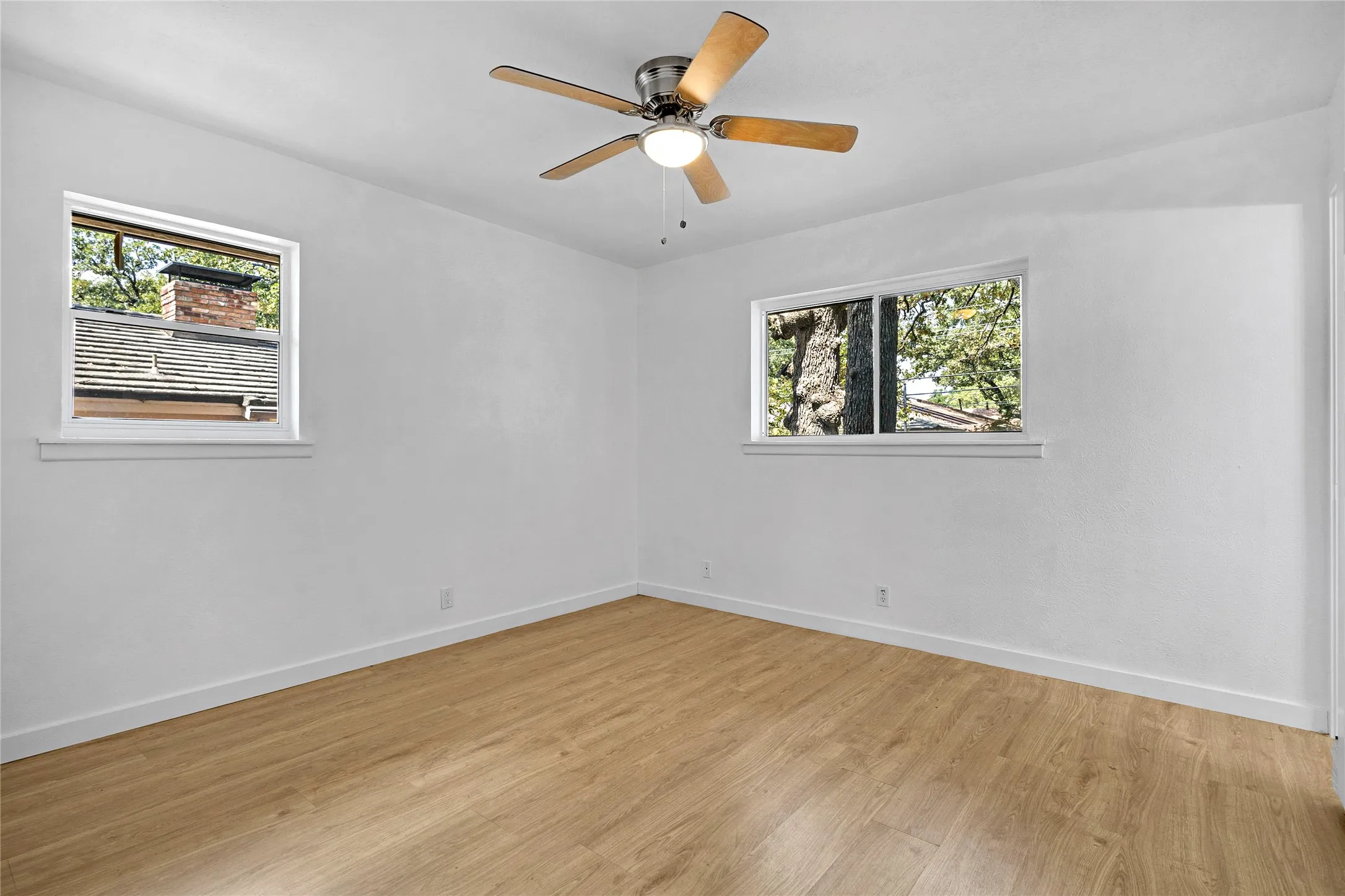 Single Family Residence For Sale in Tarrant County , 520 Circleview Drive S, Hurst, Texas 76054, 4 Bedroom, 3 Bathroom, 2 Garage spaces, 2,444 Sqft, built in 1961, mls#21371273, Real Estate Agent in Hurst, Homes For Sale in Tarrant county, Homes For Sale in Hurst, Realtor in Hurst Texas, Real Estate Brokerage Independent Realty Texas, Luminita Cordes Realtor