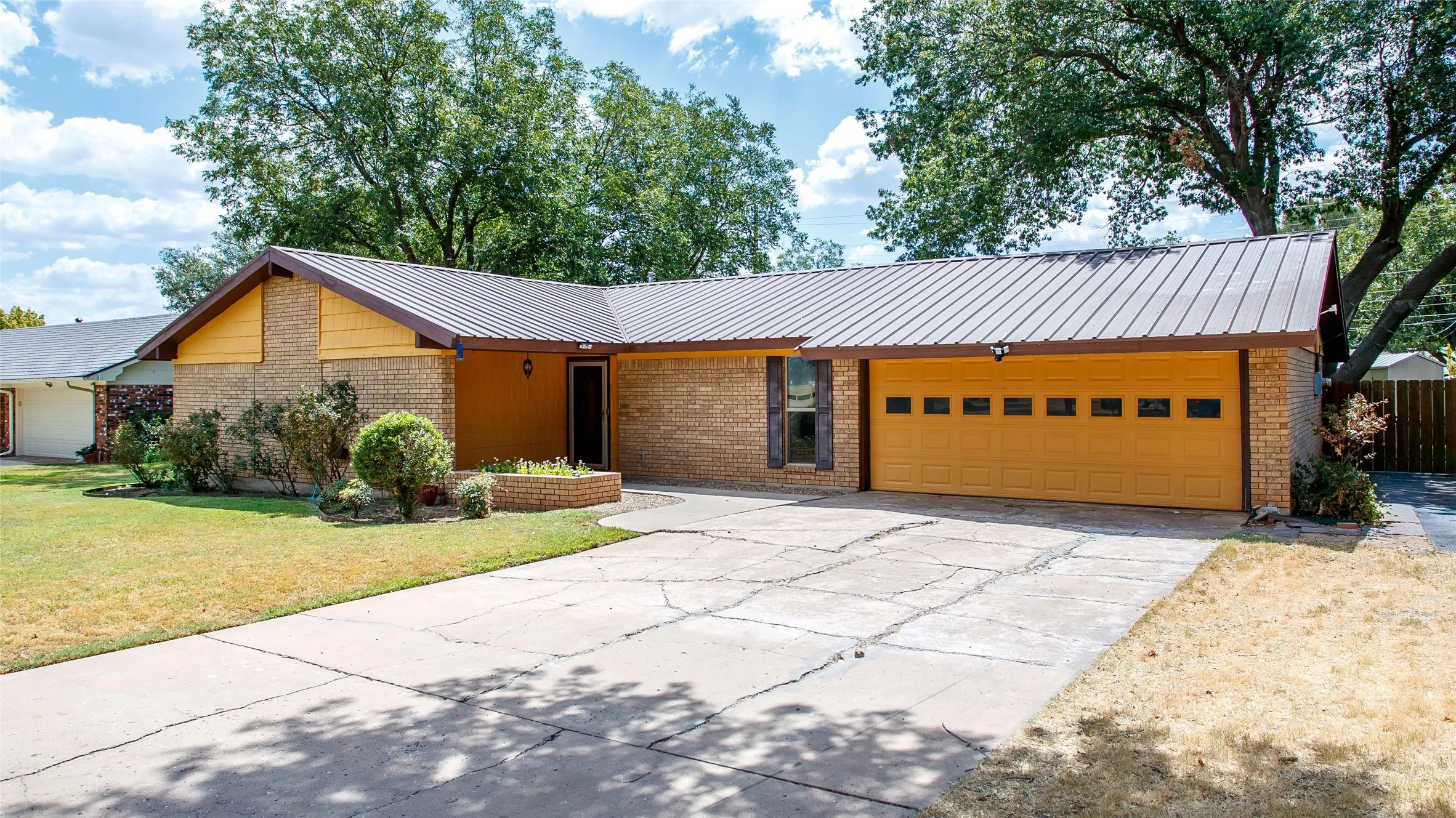 Single Family Residence For Sale in Young County , 1009 W Edwards, Olney, Texas 76374, 3 Bedroom, 2 Bathroom, 2 Garage spaces, 1,517 Sqft, built in 1971, mls#21373140, Real Estate Agent in Olney, Homes For Sale in Young county, Homes For Sale in Olney, Realtor in Olney Texas, Real Estate Brokerage Independent Realty Texas, Luminita Cordes Realtor