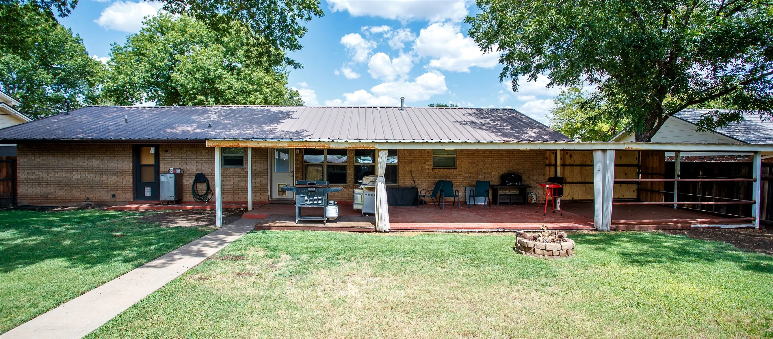 Single Family Residence For Sale in Young County , 1009 W Edwards, Olney, Texas 76374, 3 Bedroom, 2 Bathroom, 2 Garage spaces, 1,517 Sqft, built in 1971, mls#21373140, Real Estate Agent in Olney, Homes For Sale in Young county, Homes For Sale in Olney, Realtor in Olney Texas, Real Estate Brokerage Independent Realty Texas, Luminita Cordes Realtor